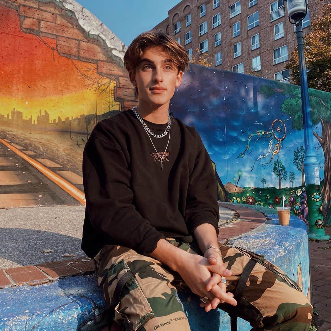 ジョニー・オーランドのインスタグラム：「somethings coming...⏳ be here. tuesday / 12pm eastern」