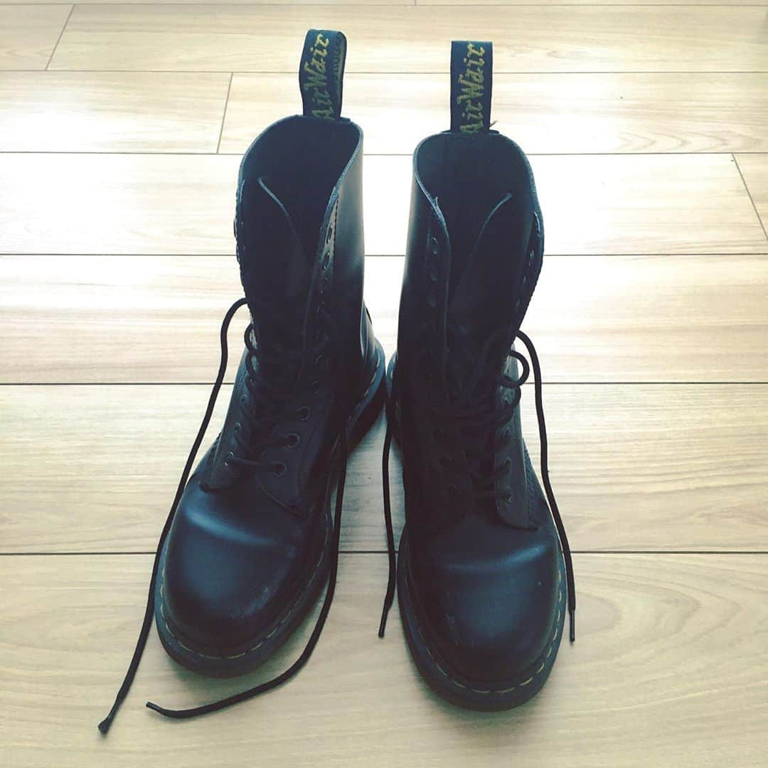 今村沙緒里さんのインスタグラム写真 - (今村沙緒里Instagram)「マーチンの季節👞 13年くらい一緒…？ ずっと気に入ってます🇬🇧 ・ My Dr.Marten！ 13 years together★ Boots season🥾 ・ #drmartens #love #fashion #부츠 #가을코디 #マーチン #年季もの #すき」10月12日 15時46分 - saorix13