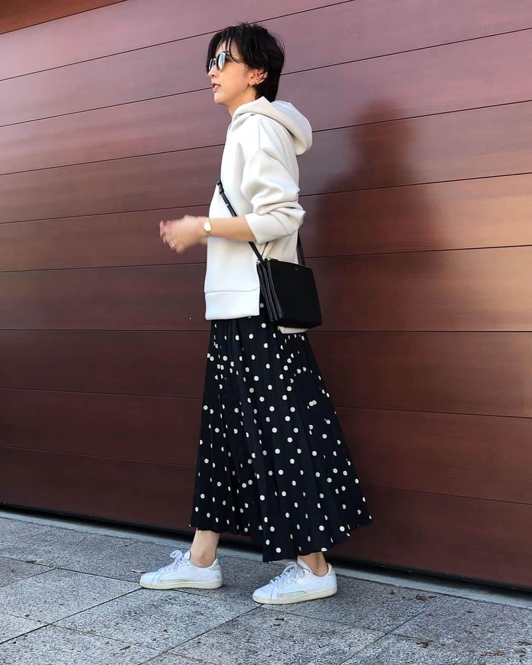 石井のり子のインスタグラム：「** 久しぶりの #coodinate ✔︎ さっそくフーディーを。 やっぱりカジュアル好きだなー。 母になったので毎日毎日スニーカー👟 そんなもんですね。 ピアスも引っ張られそうなので小さめを笑 今さらイヤーカフにハマりそう！ * * tops @stateofmind.som  skirt @romile_official  bag @celine  shose @pumajapan  * * #ootd #outfit #fashion #ママコーデ #スニーカーコーデ #フーディー #ステートオブマインド #スカート #ロミール #スニーカー #プーマ #セリーヌ #トリオ #celine #torio」