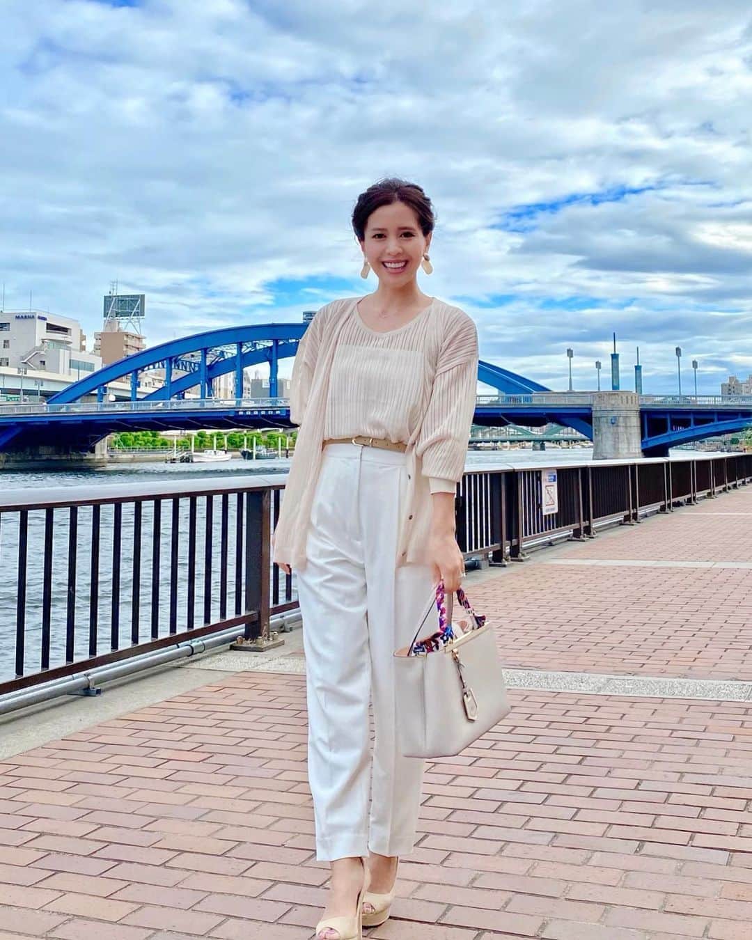 のインスタグラム：「. いつぞやのパンツスタイル🤍✨ . こないだ健康診断で身長を測ったら、 155.7cmでちょっと伸びてた🥺 これからは156cmって言おうかな🤢 . 今週も楽しみが盛りだくさん💖 今日からまた一週間、頑張りましょう〜😄 . #instafashion  #cordinate  #fashion #156cm  #まりやコーデ  #コーディネート . tops #titivate #titivatejp bottoms #Noela bag #FENDI shoes #RandE」