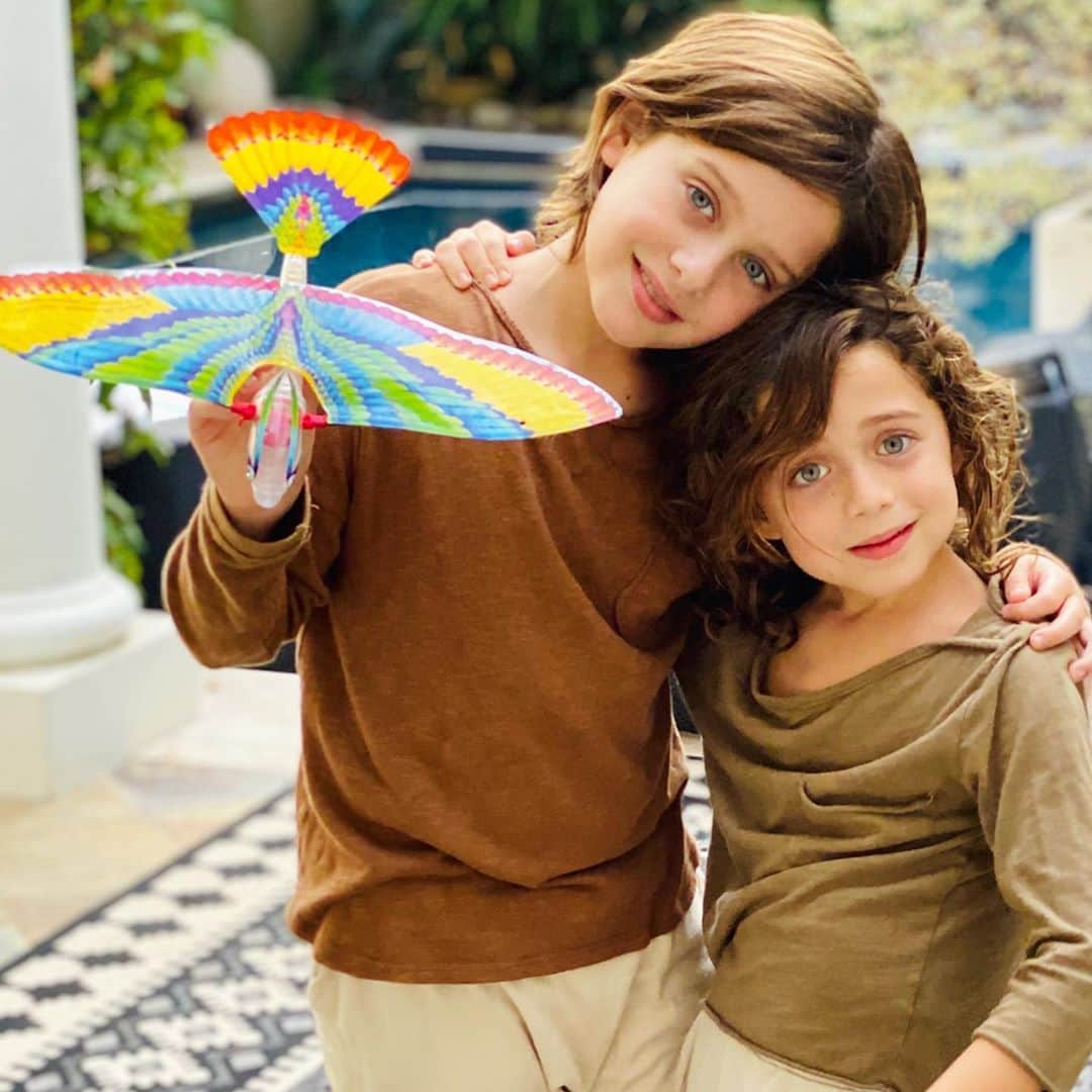 レイチェル・ゾーのインスタグラム：「Brothers flying toy birds on #Sundays makes me smile #simplethings ❤️ 🦅 XoRZ」