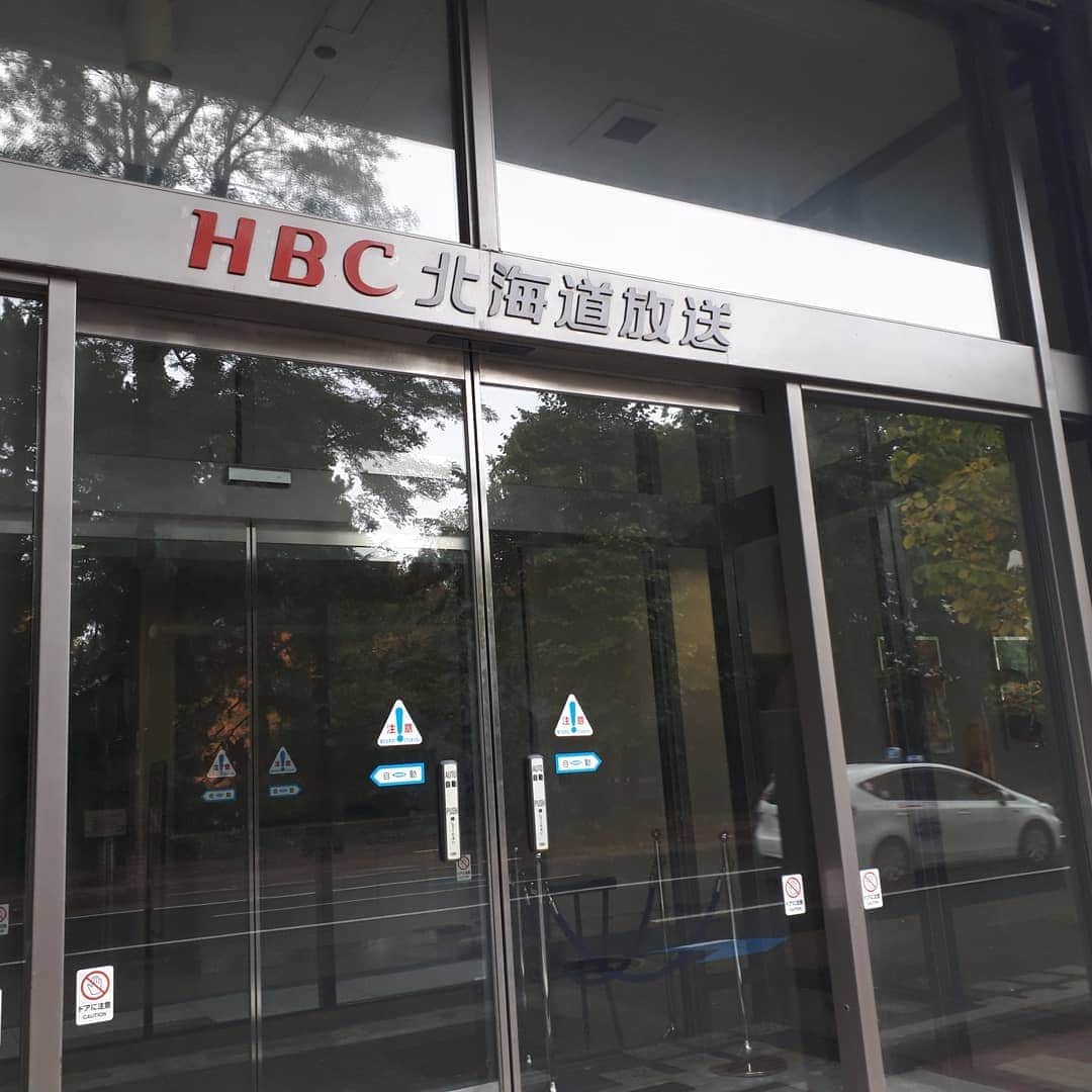 HBC北海道放送アナウンス部さんのインスタグラム写真 - (HBC北海道放送アナウンス部Instagram)「卓田和広です。 30年間お世話になった旧社屋は、昨日で放送局としての役目を終えました。 今日からは新社屋でのテレビ放送が始まり「今日ドキッ！」も新社屋からお送りします。 さて、どんなセットでしょうか？お楽しみに‼️ #HBC #今日からテレビも新社屋で #今日ドキッ #お世話になった旧社屋の1スタは片付け中でした #ぶらりサーチは月曜4時台だからね #今日のぶらりサーチはワンちゃん好き必見 #小橋亜樹  #グッチー #堀啓知 #金城茉里奈 #森田絹子 #堀内大輝 #卓田和広」10月12日 14時35分 - hbc_announcer