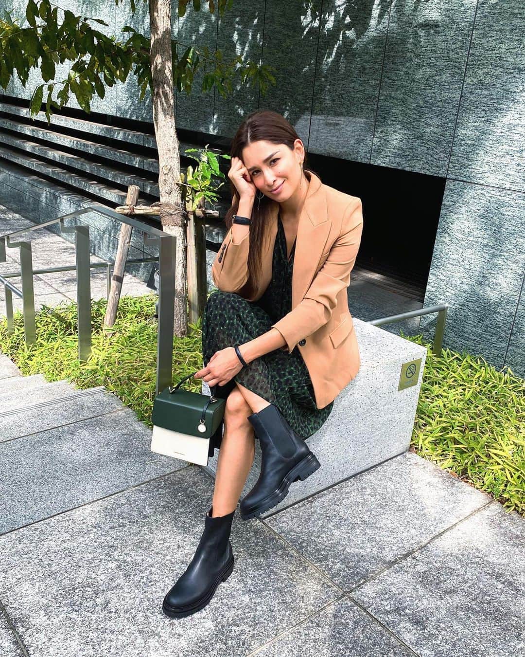 ケリーのインスタグラム：「今日は天気気心地よいですね🍁🍂 ・ 最近購入したお気に入りのブーツ👢 と秋のワンピースと合わせてみました！ ・ Lovely weather today🍁🍂 ・ Wearing my new 👢 @gianvitorossi  coordinate with my fall outfit 🐿 ・ #gianvitorossi  #MyGianvito  #GianvitoFW20」