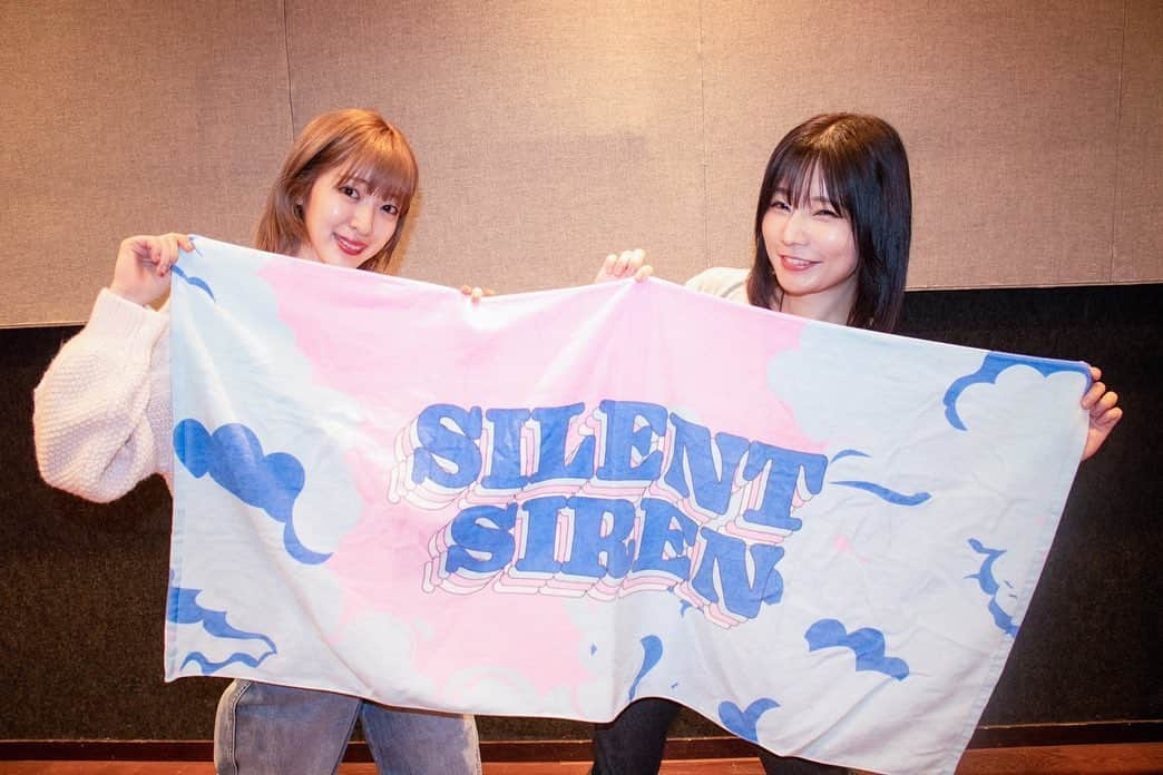 SILENT SIRENさんのインスタグラム写真 - (SILENT SIRENInstagram)「新グッズ🎊  ▼ご購入はこちらから👇 store.silent-siren.com」10月12日 14時52分 - silentsiren_official