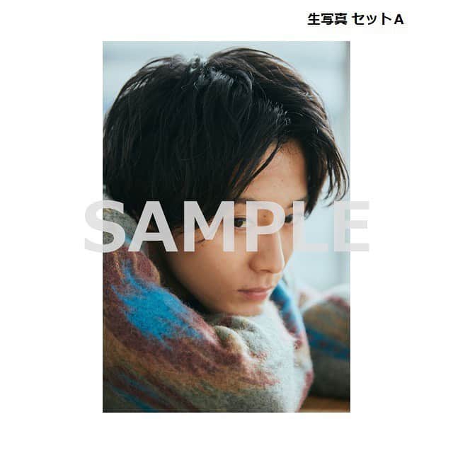 猪野広樹のインスタグラム：「イノリマス　のグッズ発売開始です。　今回は、どうしても会場に来られないよって方のために… 通販で販売…！！　　　  定番の写真と缶バッジ以外にも…今話題のエコバッグ作った！　そして、マスク作った！　マスクケースも作った！　　  我ながら最高のセット…！　全部愛用しておくれーーーー！！！！」