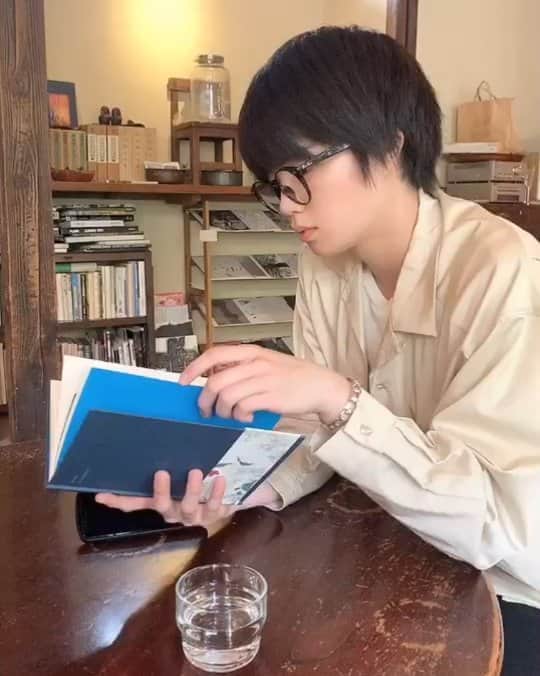 のインスタグラム：「たまにふざける。 速読氏 外山。 すみません笑笑  #ノーセット  #こんにちは#おはよう#goodmorning#役者#俳優#外山将平#fashion#カメラ好きな人と繋がりたい#camera#今日の外山#ootd#写真#眼鏡男子#メガネ男子#ポートレート#rayban#summer#作品撮り#自然#instagood#シンプル#cafe#カフェ巡り#カフェ休憩#朝活#マーチン男子#coffee#スイーツ男子」