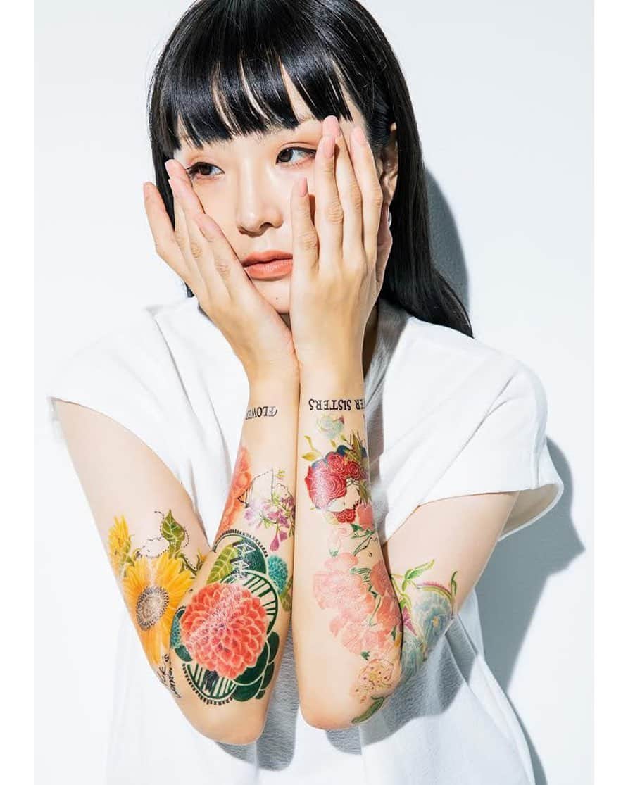 Young Juvenile Youthのインスタグラム：「今日発売の @ginzamagazine  GINZAで連載中のイラスト、Flower Sistersでタトゥーシールを作って撮影しました！楽しかった、、😭♥️  このステッカーは @yjystore で発売してるので是非チェックしてね！色んなサイズあるのでシチュエーションや気分で選んで楽しめるよう💕 擦ったりお風呂入って洗っても落ちないので持つし、 でも落としたい時はセロテープとかで貼り付けたら簡単に落とせます👍🏻  Photo by @akikoisobe  Hair and makeup by @tomomakeup  In collaboration with @ginzamagazine   #flowersisters #松田ゆう姫 #yukiswonderland」