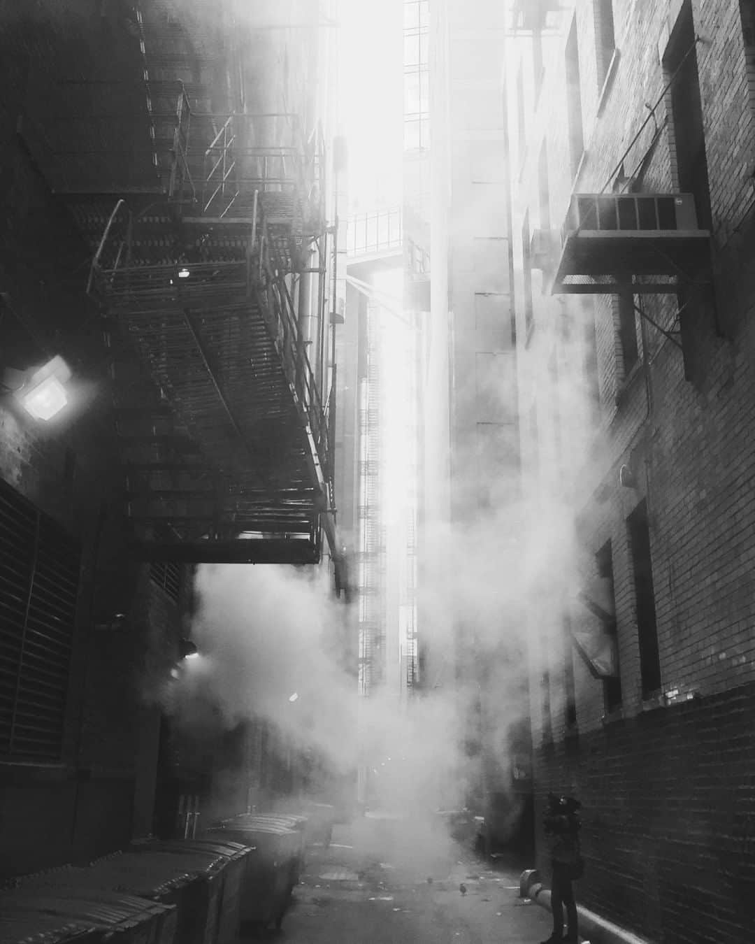 メットのインスタグラム：「Urban adventure 🖤  #ILoveMet #FW2021Collection #DenimQuality #urbanattitude」