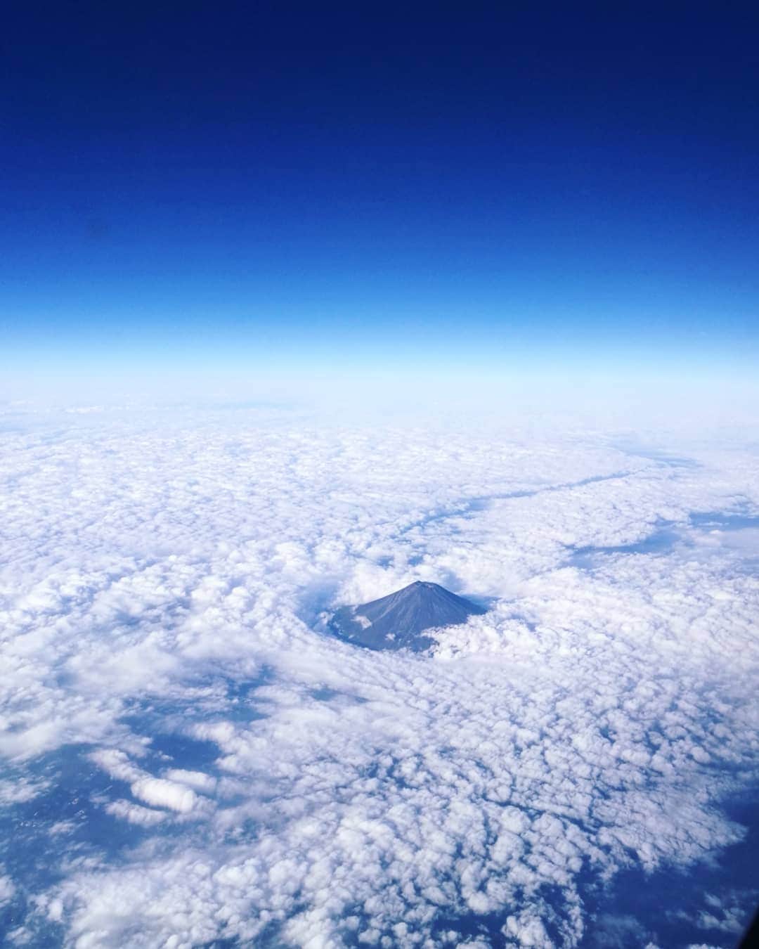眞仲里奈さんのインスタグラム写真 - (眞仲里奈Instagram)「雲からひょっこり頭出してた富士山🗻  この存在感と特別感は富士山にしか出せないよね🤔  わざわざ富士山が見える座席を選んだ甲斐があった。笑  飛行機から見た富士山なんて 何年ぶりだろう、感動した～🕊️🌏  #富士山#富士山上空 #飛行機からの景色」10月12日 15時09分 - rina.manaka