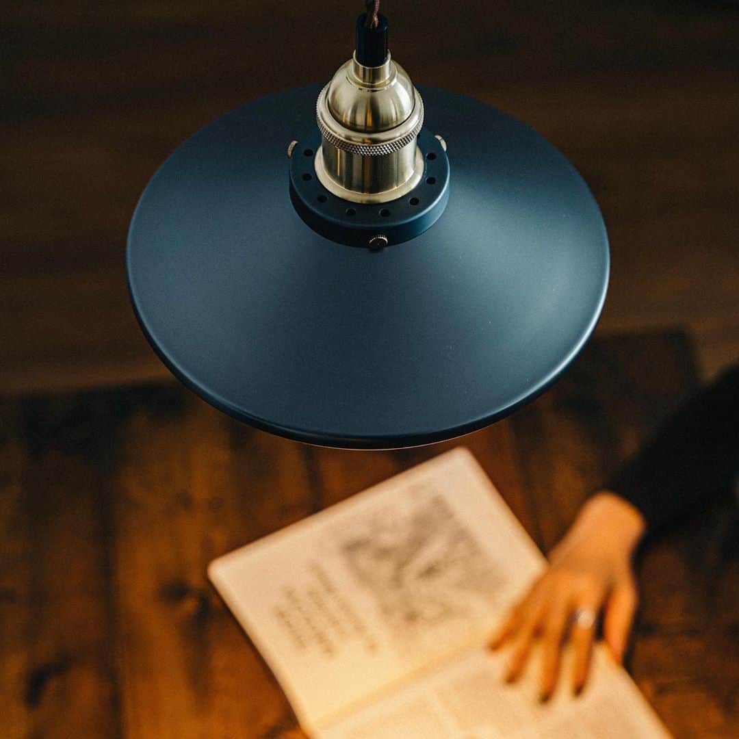 journal standard Furnitureさんのインスタグラム写真 - (journal standard FurnitureInstagram)「【RECOMEND LIGHTING】﻿ "PANAMA PENDANT LAMP"﻿ ﻿ 1930年代頃からアメリカの工場で使用されていた照明をモチーフに﻿現代の生活に馴染むよう再デザインした"PANAMA PENDANT LAMP"﻿ ﻿ シェードの内側にはミラーを配しているため、光りの反射により幻想的な明かりを演出します。 ﻿ インダストリアルなデザインの照明ですが、マットブラックなシェードにさりげなく真鍮があしらわれているので﻿経年変化を楽しめると共にどんな空間にも溶け込みます。﻿ ﻿ ﻿ PANAMA PENDANT LAMP﻿  ￥15,000 +tax﻿ ﻿ ※白熱電球60Wまで / LED電球100W形相当まで対応可﻿ ﻿ ﻿ ＃journalstandardFurniture #interior #furniture #lamp #lighting ＃MODERNDESIGHN﻿ #industrialdesign #PANAMAPENDANTLAMP #PENDANTLAMP #ジャーナルスタンダードファニチャー」10月12日 15時09分 - js_furniture