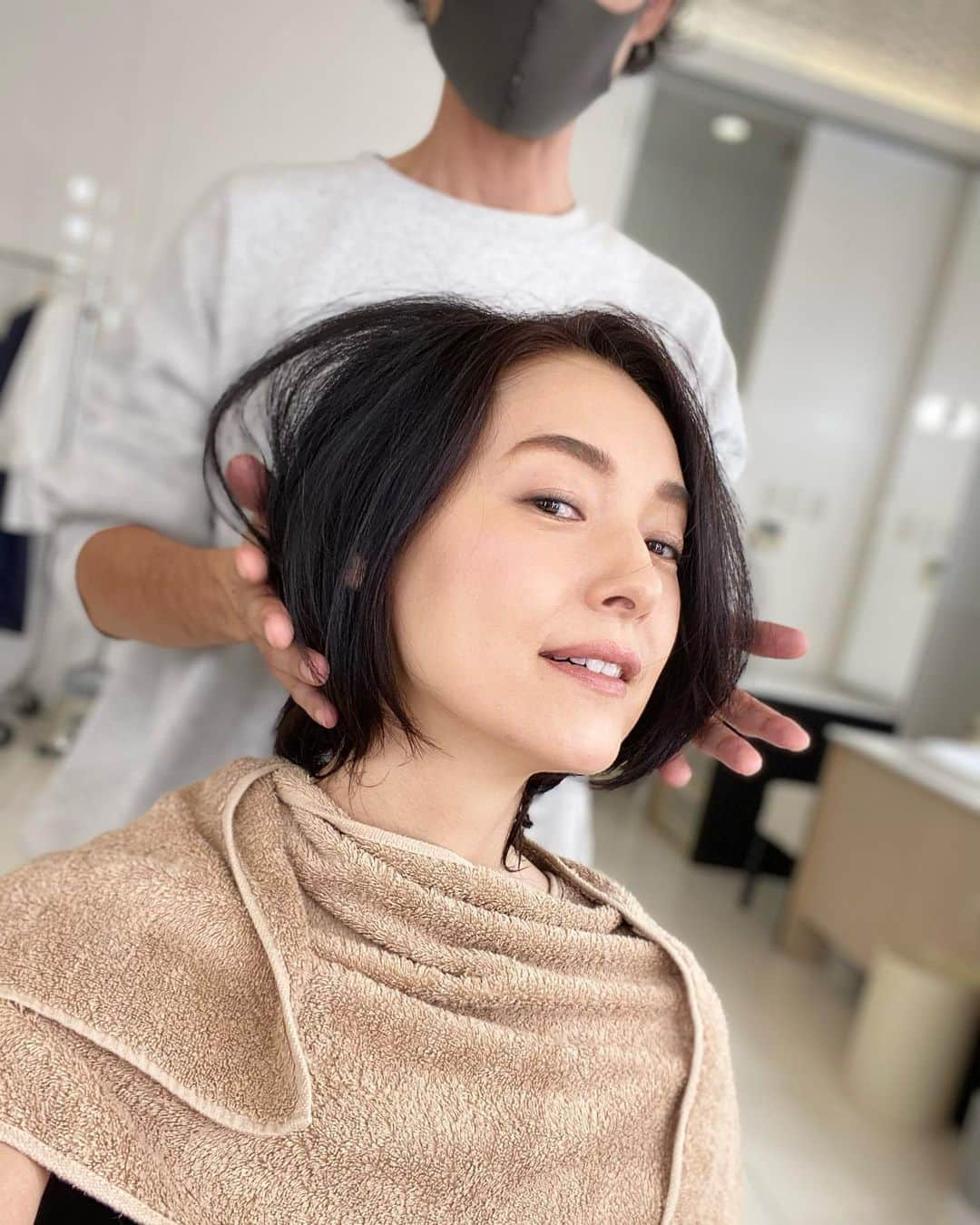 熊田マリエスターさんのインスタグラム写真 - (熊田マリエスターInstagram)「久しぶりの田中さんメイク  楽しくお話ししているうちに  出来上がり  いつもの エレガントな指捌き  ヘアスタイルもメイクも どこからみても丁寧な仕上がりなので  ポージングしやすくて 動きやすくて ありがたいんです  #ヘアメイク #田中宏典 #ビューティ #撮影 #ママのお仕事 #model #ナチュラルエレガントメイク #マリエスター」10月12日 15時05分 - marie_esther_kumada