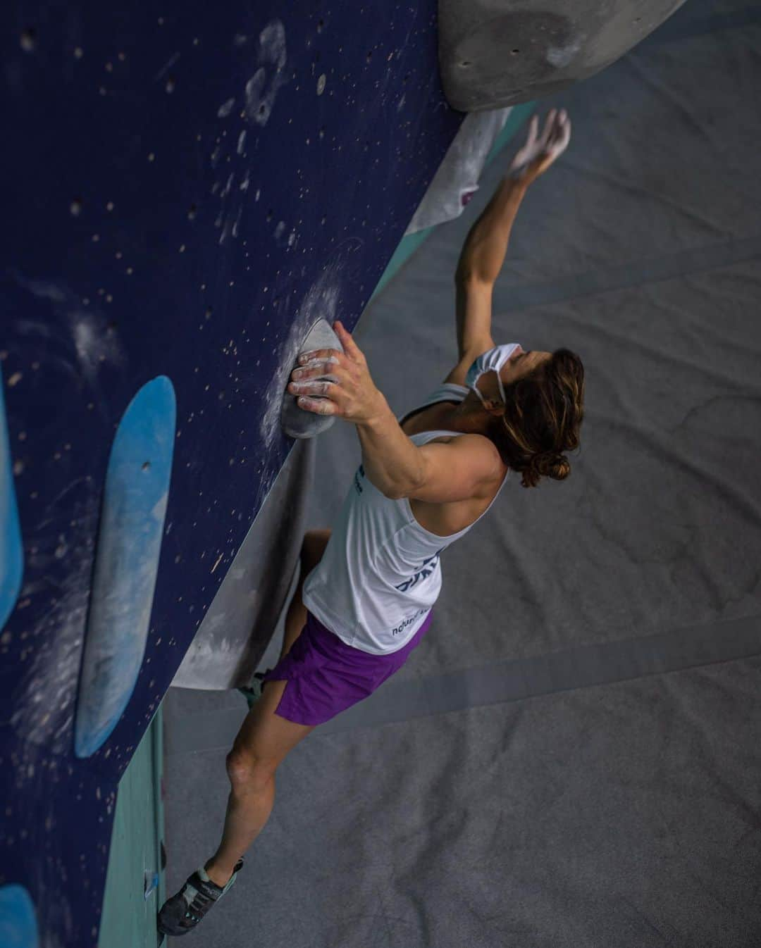 ニナ・カプレツさんのインスタグラム写真 - (ニナ・カプレツInstagram)「Things can change so fast: 10 days ago I was playing in the forest of Fontainebleau and climbing in the gym with the @arkose.climbing team during the #bethbyarkose programme. 3 days ago I finished at 3am at the hospital urgency due to terrible stomach pain. The doctors found out that I had a 4cm long cyst on my ovaries. I had surgery immediately. During the operation, the chirurgien saw that the real reason for my pain came from a appendicitis and so he got rid of that too.  Well, honestly I feel super lucky and well surrounded. 😘 @jeremy_bernard_photography  I still have lots of pain in my lower belly but after a month or so I should be fine again.  Little reminder: go play and enjoy life as much as you can ✌️✌️✌️  📸 @arkose.climbing  @scarpaspa @arcteryx @petzl_official」10月12日 15時06分 - ninacaprez