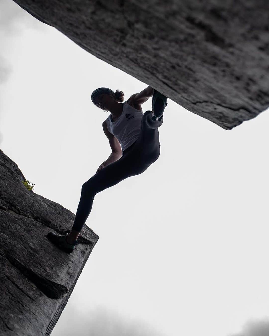 のインスタグラム：「Things can change so fast: 10 days ago I was playing in the forest of Fontainebleau and climbing in the gym with the @arkose.climbing team during the #bethbyarkose programme. 3 days ago I finished at 3am at the hospital urgency due to terrible stomach pain. The doctors found out that I had a 4cm long cyst on my ovaries. I had surgery immediately. During the operation, the chirurgien saw that the real reason for my pain came from a appendicitis and so he got rid of that too.  Well, honestly I feel super lucky and well surrounded. 😘 @jeremy_bernard_photography  I still have lots of pain in my lower belly but after a month or so I should be fine again.  Little reminder: go play and enjoy life as much as you can ✌️✌️✌️  📸 @arkose.climbing  @scarpaspa @arcteryx @petzl_official」
