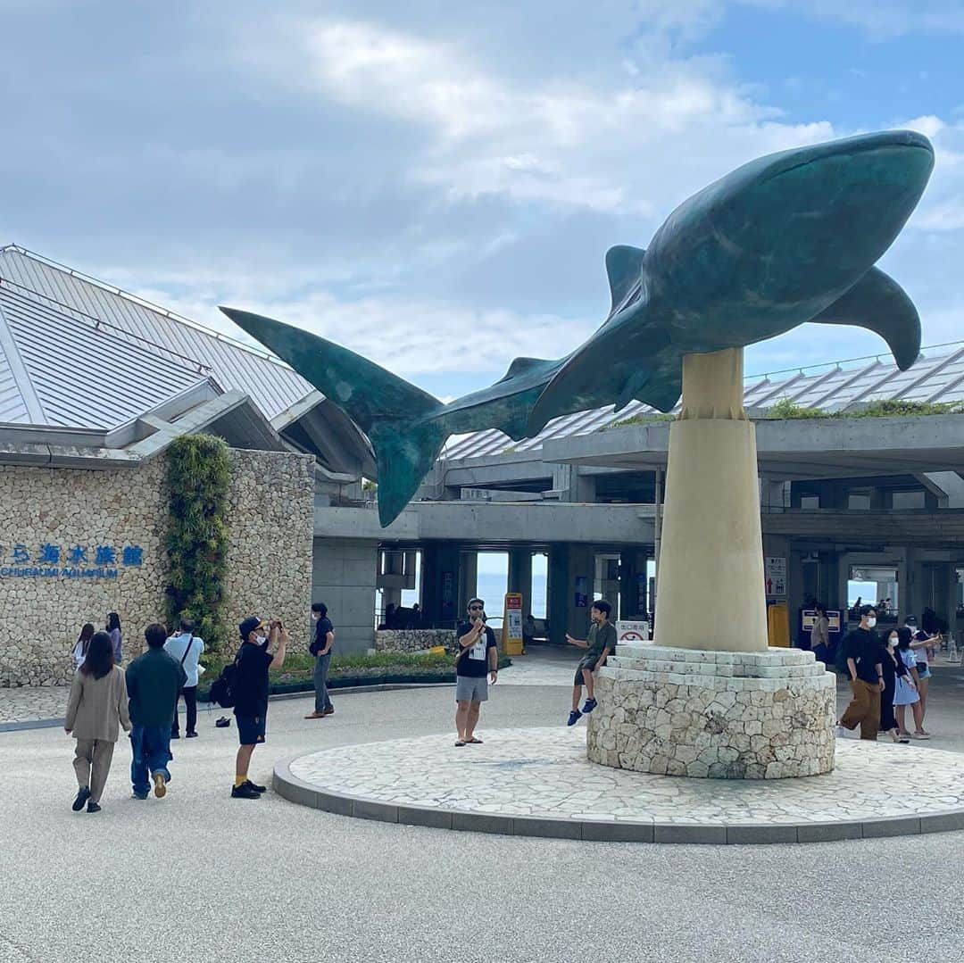 リムザン万凛さんのインスタグラム写真 - (リムザン万凛Instagram)「美ら海水族館  #美ら海水族館 #いるかショー  #巨大水槽 #gotoトラベルキャンペーン」10月12日 15時10分 - marinelimouzin