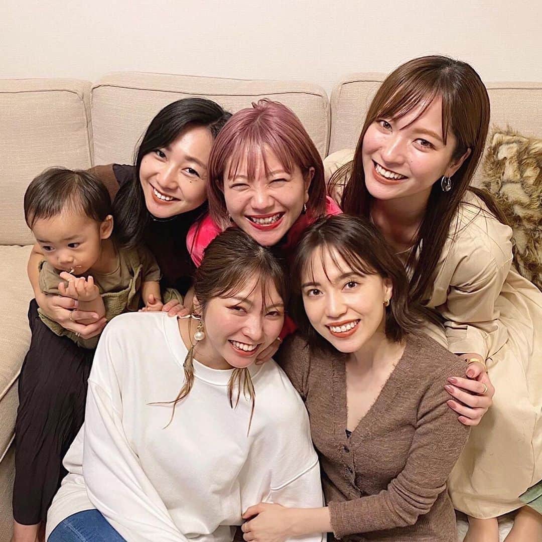 のインスタグラム：「大好き #ゴールデン 全員集合〜❤️💗🧡💛💚💙💜﻿ ﻿ 綾沙子宅にて子供たちも一緒に、みんなで近況報告しながら、ゆっくりまったり、さいっこうにしあわせな時間を過ごせました🥳🌈﻿ ﻿ そんな時間を過ごせたのも、綾沙子の旦那さんのくーちゃんがステキパパっぷり全開だったから👨🏽✨﻿ ﻿ いやぁ元々大好き夫婦だけど、子供ができてからのママ綾沙子、パパくーちゃんは、より愛に溢れてて、好き度が止まらない😆💘﻿ ﻿ 最近また綾沙子宅にお邪魔する機会が増えてるけど、毎度居心地良過ぎて、図々しくも泊まりたいくらい👏🏼🤣💕←なかなか迷惑w﻿ ﻿ 相変わらず健も優里亜BOYの成長も愛おしくて、優里亜BOYは会う度に大きくなっていて、今は小2なんですが、小5くらいの大きさらしくって驚き😂🌱🧒🏻﻿ ﻿ BOYと隣り合わせでご飯食べてたら、「あれ？旦那さん？いつから居た？w」っといじられるくらい、確かに雰囲気似てて笑ったりw﻿ ﻿ 結花舞花が買ってて、気になってた美容器具をわざわざ持ってきてくれて、やらせてくれて、欲しさ爆発なくらい良い感じで、安定の美容情報共有もたのしかったぁ〜😍﻿ ﻿ 本当にいつ会っても変わらない友情に感謝🤝💖﻿ ﻿ いつもありがと〜う❣️🥰﻿ またすぐね😘﻿ ﻿ #bestie #friends #golden #happy #life #日常」