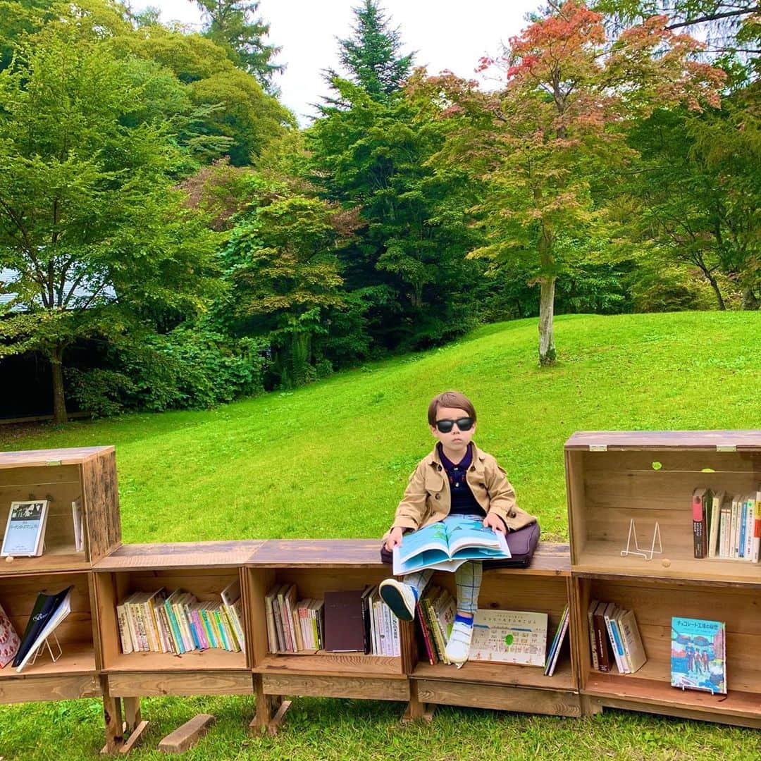 小出由華のインスタグラム：「読書の秋📖🍁 空気が綺麗なところで本を読むって最高に贅沢な時間💕 ・ ・ #屋外図書館#軽井沢#太宰治　さんの本から#絵本 も置いてありました#贅沢な時間#japan」