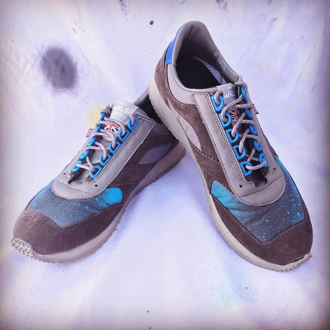 ケン・ロイドさんのインスタグラム写真 - (ケン・ロイドInstagram)「Just customized my Walsh sneakers with some blue spray paint. Looking pretty tight imho.  Atom On Sphereメンバー全員愛用のWalshのスニーカー。 青スプレーで自分のやつ、ちょっとカスタマイズしたのさ。なかなかじゃない？ #Walsh #Sneakers #AtomOnSphere #Spraypaint #Customized」10月12日 15時13分 - kenlloyd_foa