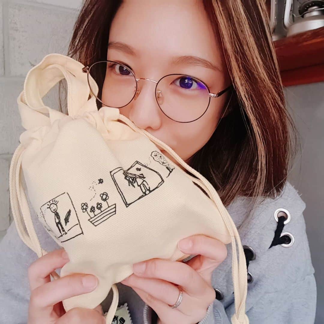 のインスタグラム：「⠀  #본비로부터제품을제공받아작성한게시물입니다 ⠀ #본비 는 사회문제를 해결하는 대학생 동아리 프로젝트로, 디자이너를 꿈꾸는 보호종료아동에게 디자인 교육과 실무 경험을 제공하여 전문 디자이너로 자립할 수 있도록 지원합니다. ⠀ 보호종료아동은 만 18세가 되어 보육원을 퇴소하게 되는 청소년입니다. 아직 자립을 강요 받기에는 너무 어린나이죠. 당장 생계 때문에 일을 해야하다보니 꿈을 향한 도전을 하기는 힘든 상황입니다. '함께'라는 가치 아래, 보호종료아동의 꿈을 향한 도전이 외롭지 않도록 우리 함께 힘을 모아보는건 어떨까요? ⠀ 버킷백과 카드지갑은 김지희 디자이너, 뱃지는 박가영 디자이너의 꿈을 담은작품입니다. ⠀⠀ 버킷백 색상 넘모예쁘죠🙊 뱃지도 제 팬까페 에코백에 장식해보았어요:) (샤베트가방 업그레이드👍👍👍) ⠀ 이들의 꿈을 #본비 와 함께 늘 응원하겠습니다. @bonvie_design 에서 더 자세한 이야기를 함께 읽어봐주시고 응원에 동참해주세요:) ⠀ ⠀」
