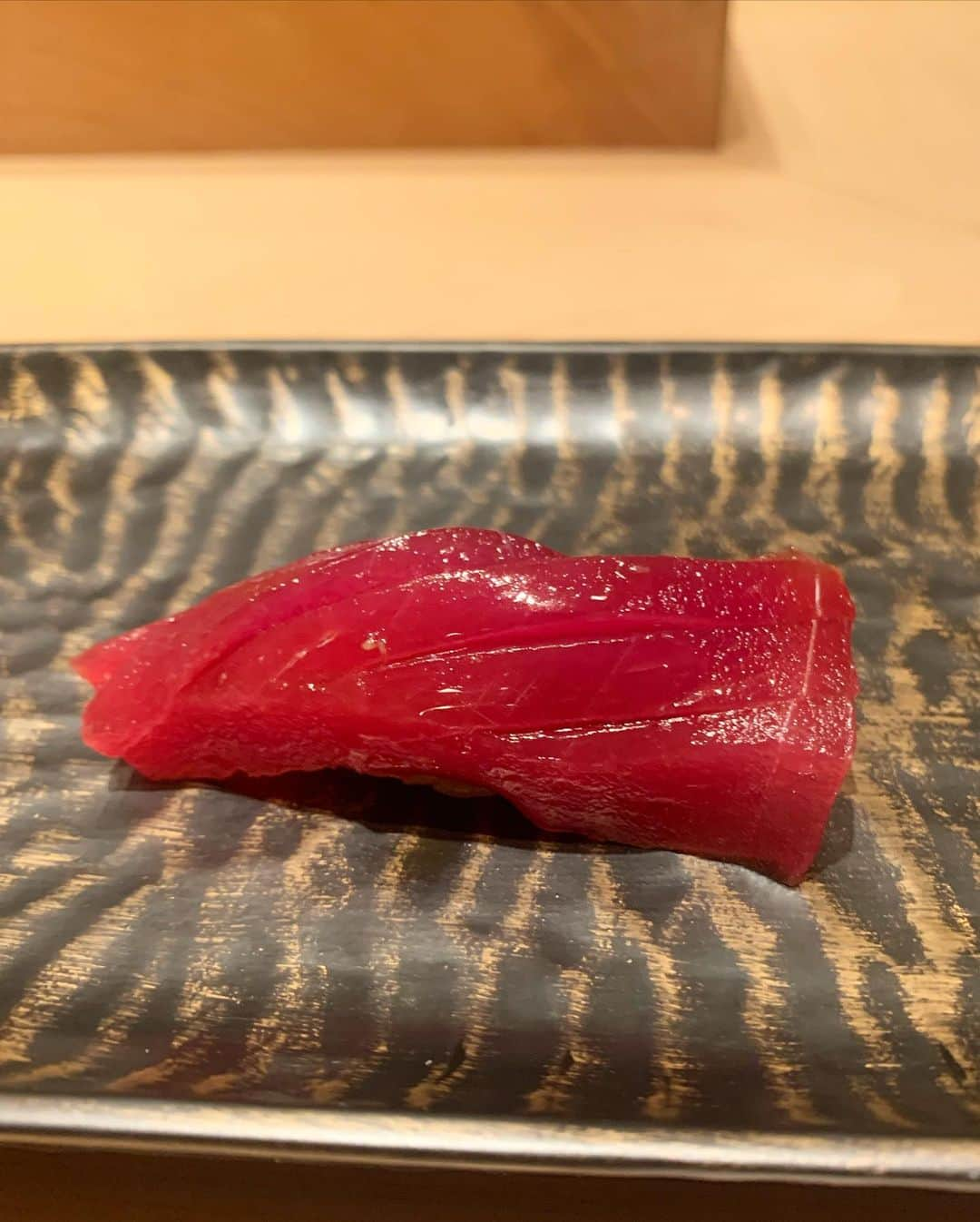 小笠原エリイさんのインスタグラム写真 - (小笠原エリイInstagram)「先日、尖沙咀にある「鮨 とかみ」🍣に行くことが出来ました🥢✨まさか今回ここに来れるだなんて思ってもいなかったので本当に嬉しいです。日本酒もたっぷりいただきました🥰🍶人との出会いとご縁に、心から感謝です💕🇭🇰🙏 ・ ・ #鮨とかみ #香港鮨とかみ #尖沙咀 #鮨 #日本食 #香港鮨 #幸せな時間をありがとうございました #貴重な時間 #ミシュラン #香港グルメ #感謝 #香港 #日本料理 #江戸前寿司 #tst #sushi #sushirestaurant #spesialday #hkjapaneserestaurant #delicious #thankyousomuch #sushihk #japanesefood #veryhappy #tokamihk #luckyday #dinner #specialdinner #beautiful #veryveryhappy」10月12日 15時16分 - ogasawaraerii__