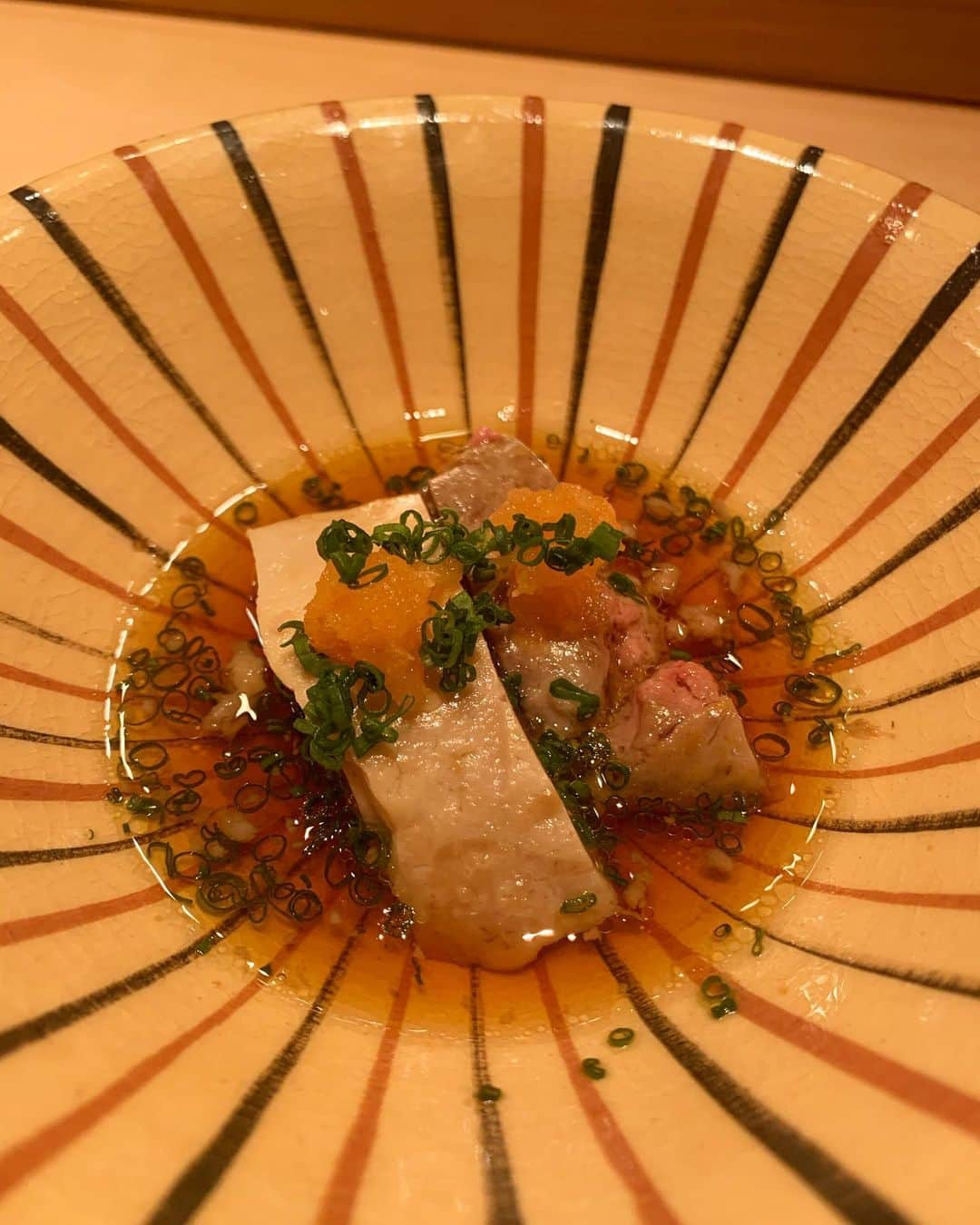 小笠原エリイさんのインスタグラム写真 - (小笠原エリイInstagram)「先日、尖沙咀にある「鮨 とかみ」🍣に行くことが出来ました🥢✨まさか今回ここに来れるだなんて思ってもいなかったので本当に嬉しいです。日本酒もたっぷりいただきました🥰🍶人との出会いとご縁に、心から感謝です💕🇭🇰🙏 ・ ・ #鮨とかみ #香港鮨とかみ #尖沙咀 #鮨 #日本食 #香港鮨 #幸せな時間をありがとうございました #貴重な時間 #ミシュラン #香港グルメ #感謝 #香港 #日本料理 #江戸前寿司 #tst #sushi #sushirestaurant #spesialday #hkjapaneserestaurant #delicious #thankyousomuch #sushihk #japanesefood #veryhappy #tokamihk #luckyday #dinner #specialdinner #beautiful #veryveryhappy」10月12日 15時16分 - ogasawaraerii__