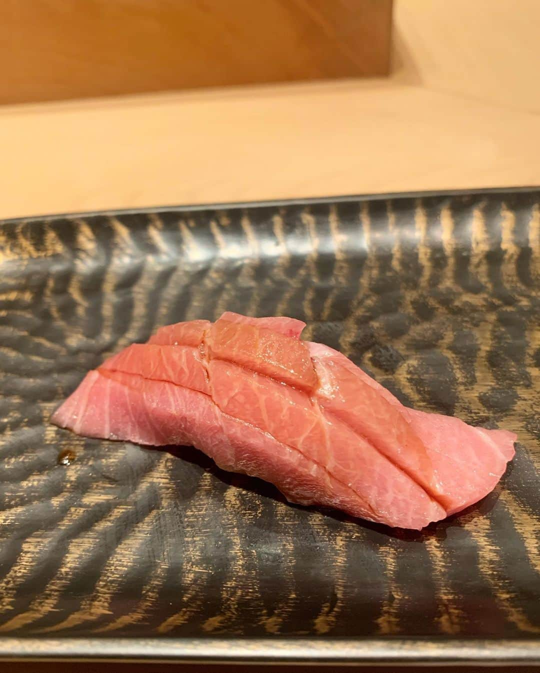 小笠原エリイさんのインスタグラム写真 - (小笠原エリイInstagram)「先日、尖沙咀にある「鮨 とかみ」🍣に行くことが出来ました🥢✨まさか今回ここに来れるだなんて思ってもいなかったので本当に嬉しいです。日本酒もたっぷりいただきました🥰🍶人との出会いとご縁に、心から感謝です💕🇭🇰🙏 ・ ・ #鮨とかみ #香港鮨とかみ #尖沙咀 #鮨 #日本食 #香港鮨 #幸せな時間をありがとうございました #貴重な時間 #ミシュラン #香港グルメ #感謝 #香港 #日本料理 #江戸前寿司 #tst #sushi #sushirestaurant #spesialday #hkjapaneserestaurant #delicious #thankyousomuch #sushihk #japanesefood #veryhappy #tokamihk #luckyday #dinner #specialdinner #beautiful #veryveryhappy」10月12日 15時16分 - ogasawaraerii__