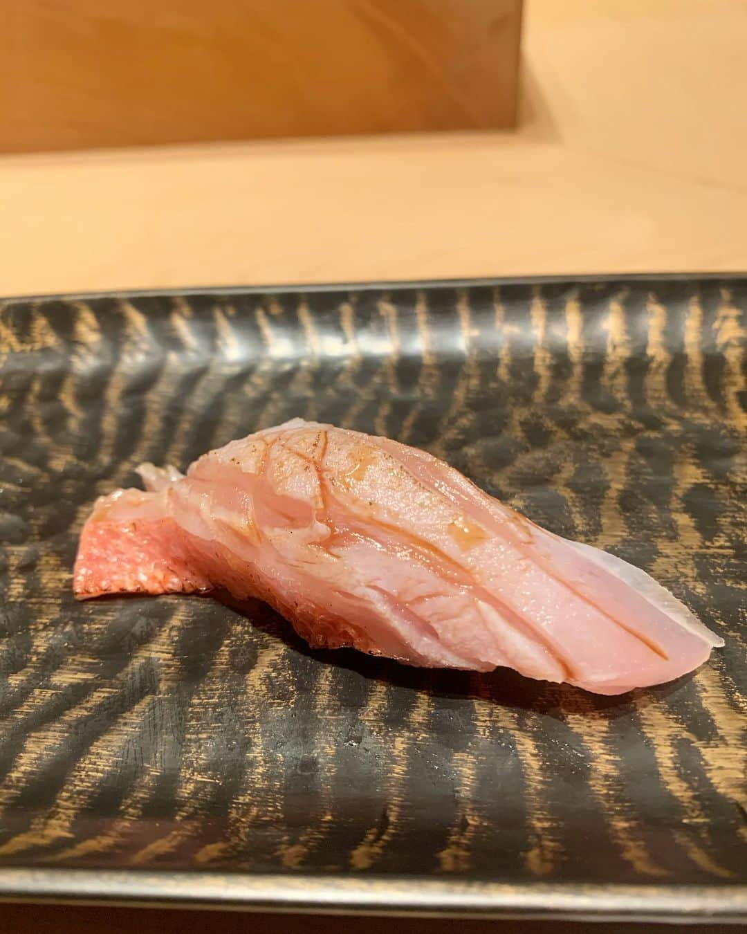 小笠原エリイさんのインスタグラム写真 - (小笠原エリイInstagram)「先日、尖沙咀にある「鮨 とかみ」🍣に行くことが出来ました🥢✨まさか今回ここに来れるだなんて思ってもいなかったので本当に嬉しいです。日本酒もたっぷりいただきました🥰🍶人との出会いとご縁に、心から感謝です💕🇭🇰🙏 ・ ・ #鮨とかみ #香港鮨とかみ #尖沙咀 #鮨 #日本食 #香港鮨 #幸せな時間をありがとうございました #貴重な時間 #ミシュラン #香港グルメ #感謝 #香港 #日本料理 #江戸前寿司 #tst #sushi #sushirestaurant #spesialday #hkjapaneserestaurant #delicious #thankyousomuch #sushihk #japanesefood #veryhappy #tokamihk #luckyday #dinner #specialdinner #beautiful #veryveryhappy」10月12日 15時16分 - ogasawaraerii__