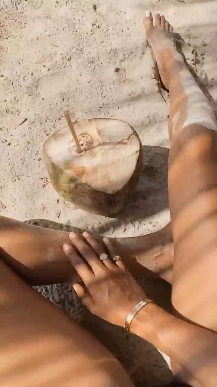 ジュリー・サリニャーナのインスタグラム：「mini moments in Punta Mita, Mexico. ☀️🌴   #reels」