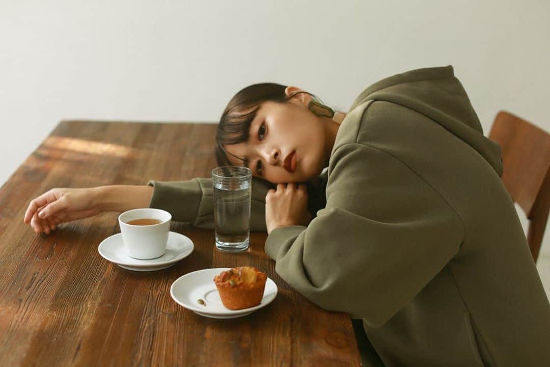 近藤千尋のインスタグラム：「今日はお天気で気持ち良い🏡✨  イメージモデルをさせて頂いているLAGUNAMOON HOMEの新作が予約開始したそうです💓🙇🏻‍♀️  是非チェックしてみてください❤️ @lagunamoon_com  #LAGUNAMOON #LAGUNAMOON_HOME」