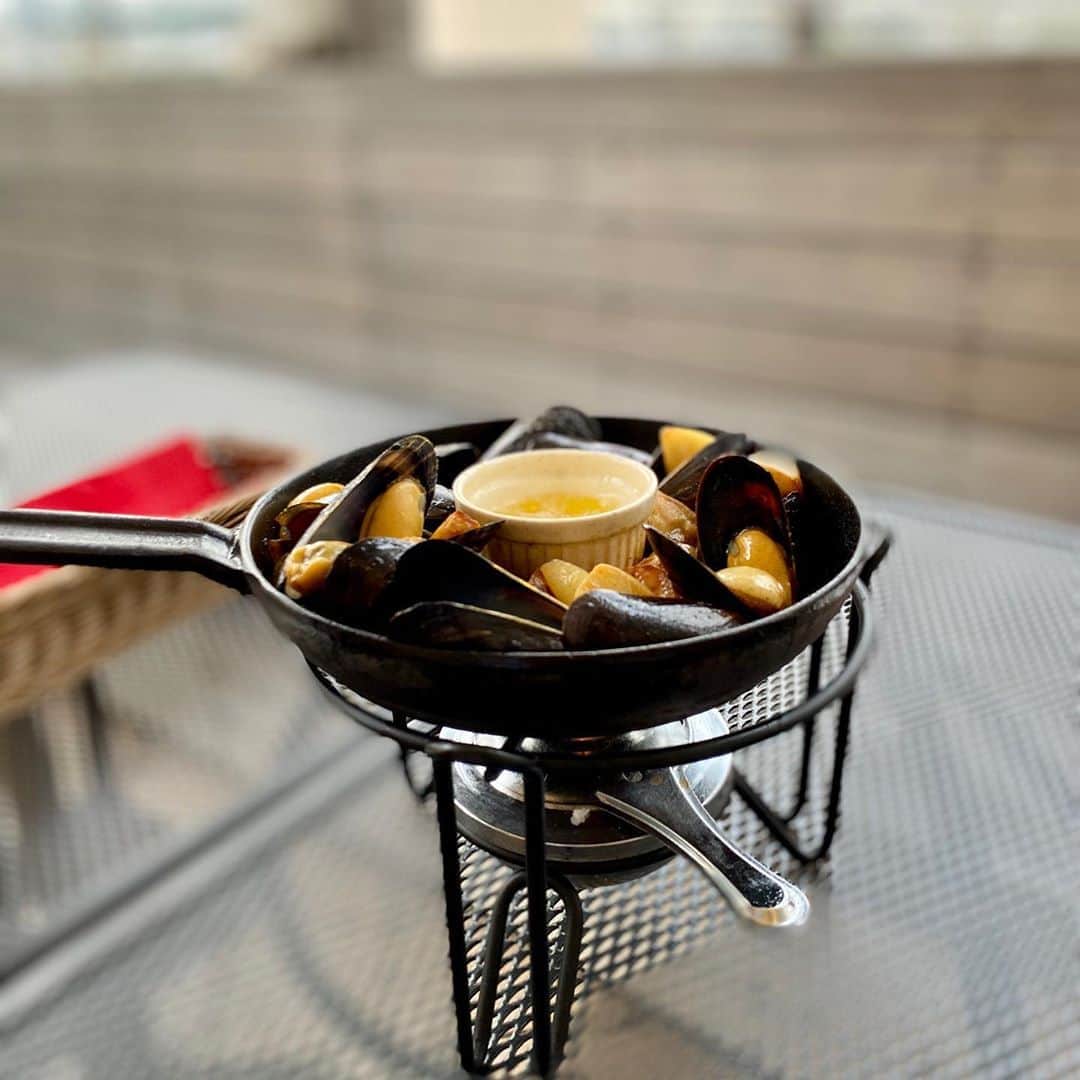 堀江淳のインスタグラム：「オープンテラスで頂く「ムール貝」はさらに美味！ #ムール貝  #オープンテラス  #ランチ  #メモリーグラス  #堀江淳  #ザベストテン  #1981  #水割りをください」
