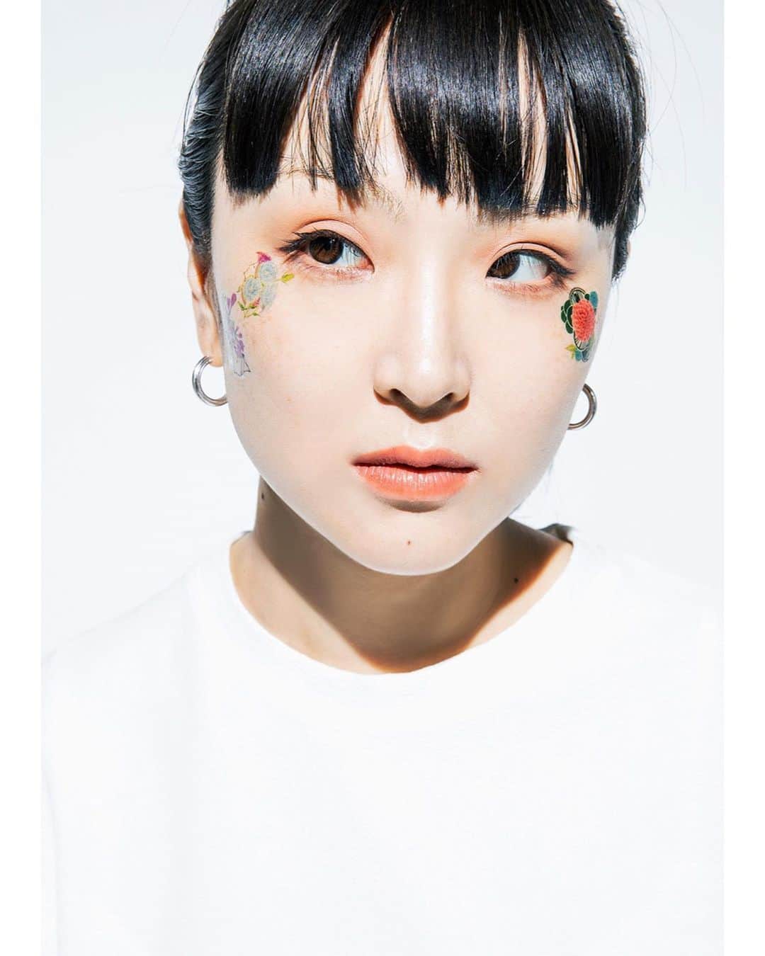 Young Juvenile Youthのインスタグラム：「In collaboration with @ginzamagazine   Tattoo stickers on sale @yjystore  袖からチラッと見えても可愛いよ💕  Photo by @akikoisobe  Hair and makeup by @tomomakeup   #flowersisters #yukiswonderland   https://yjy-store.com/」