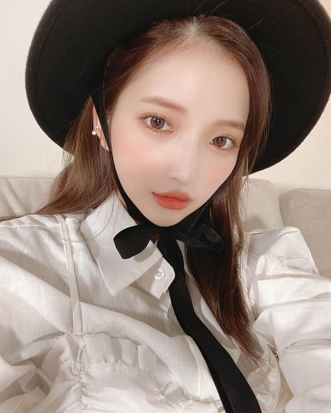 南りほのインスタグラム：「この時のメイク大好評だった🤍 YouTubeの秋の毎日メイクの時と同じメイクだよ🖤是非見てね🤍」