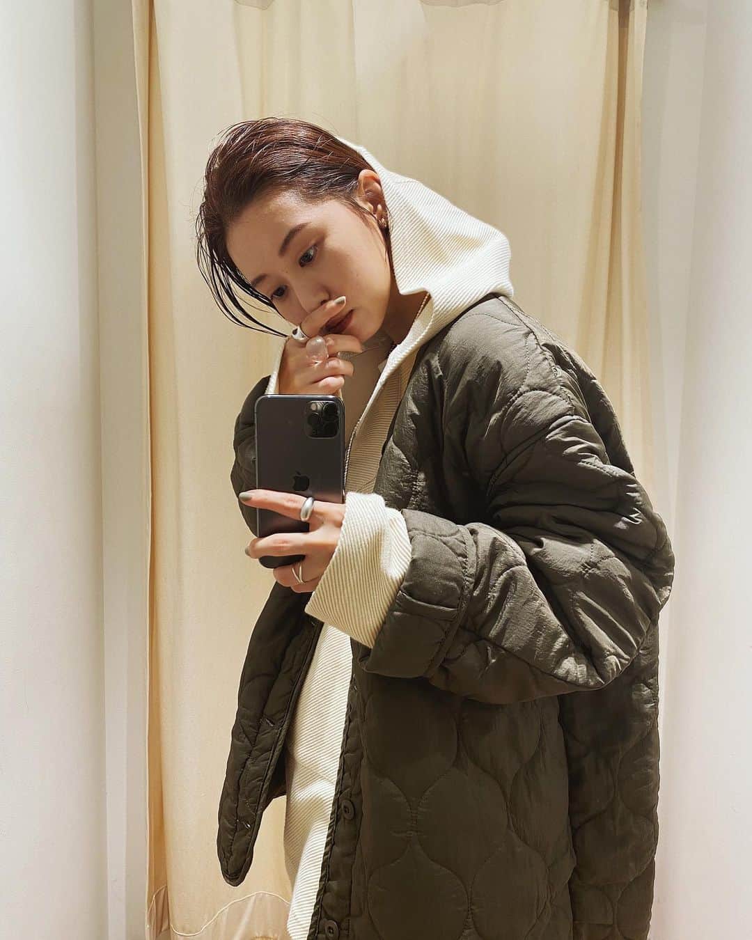 のインスタグラム：「. こちらも先週の インスタLIVEで紹介したコーデ⚪️ . #キルティングライナーコート #リバースフードスウェット #ヴィンテージスリットフレアデニム . ライナーコートだけど、 私はアウターとして着ることが多そう☺️ 毎年買おう買おうと思ってキルティングは ずっと買えてなかったから嬉し♡ かっっるいから着込めるのも◎ . このコーデの雰囲気は 永遠に好き🏜 . . TOPのURLから購入できるよ🛒 @eri_koyama_ いろんな角度で見てみてね . @ungrid_official @ungrid_staffsnap #ungriddenim  #153cmコーデ」