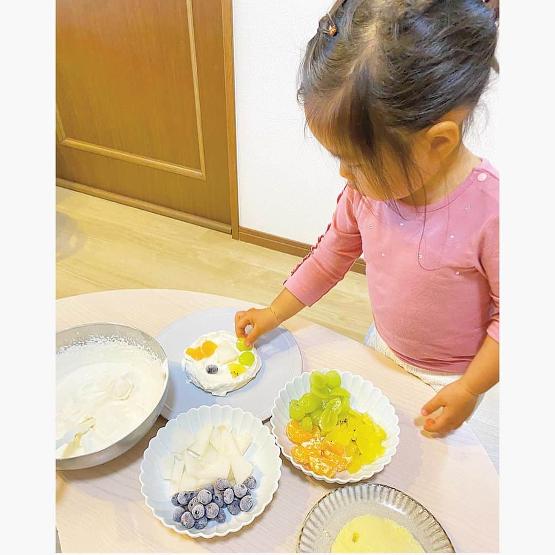 中川真依さんのインスタグラム写真 - (中川真依Instagram)「. お料理にハマっている娘👩‍🍳💚 暇になると「何か作りた〜い」と言うので、 週末は天気も悪かったのでお家でケーキ作りをしました☺️🎂✨ . シンプルなフルーツケーキだけど、自分で作ると格別だね〜🥰💛 #2歳9カ月 #ケーキ作り #一緒にクッキング」10月12日 15時21分 - maimai.47