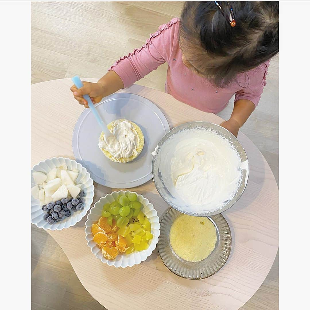 中川真依さんのインスタグラム写真 - (中川真依Instagram)「. お料理にハマっている娘👩‍🍳💚 暇になると「何か作りた〜い」と言うので、 週末は天気も悪かったのでお家でケーキ作りをしました☺️🎂✨ . シンプルなフルーツケーキだけど、自分で作ると格別だね〜🥰💛 #2歳9カ月 #ケーキ作り #一緒にクッキング」10月12日 15時21分 - maimai.47