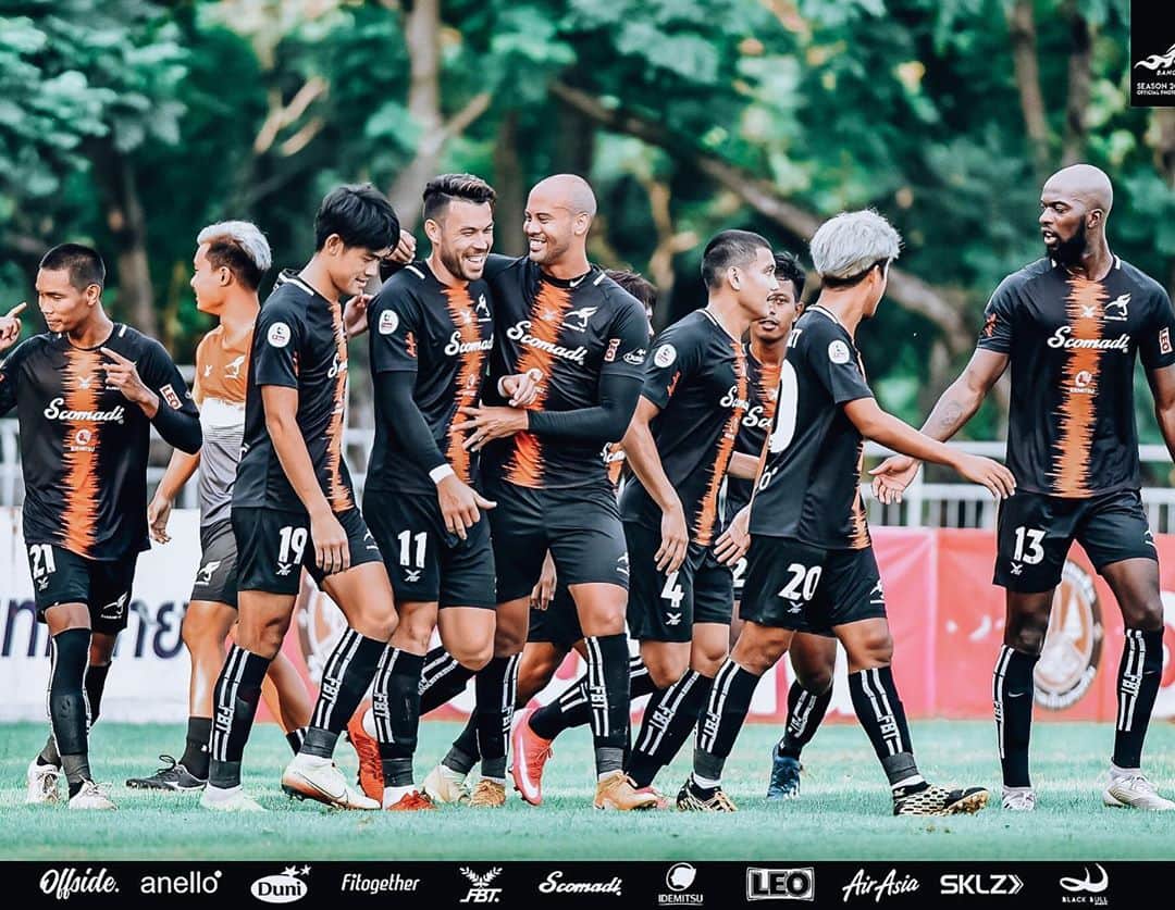 ヴィンセント・ケインのインスタグラム：「Squad!! 4 games in 11 days, 0 loses, top of the table. Massive shift by the boys. 1 week now until we go again! 💪🔥🐂 #bangkokfc #squad #topofthetable #kv11 #team #gogetit #wegoagain」