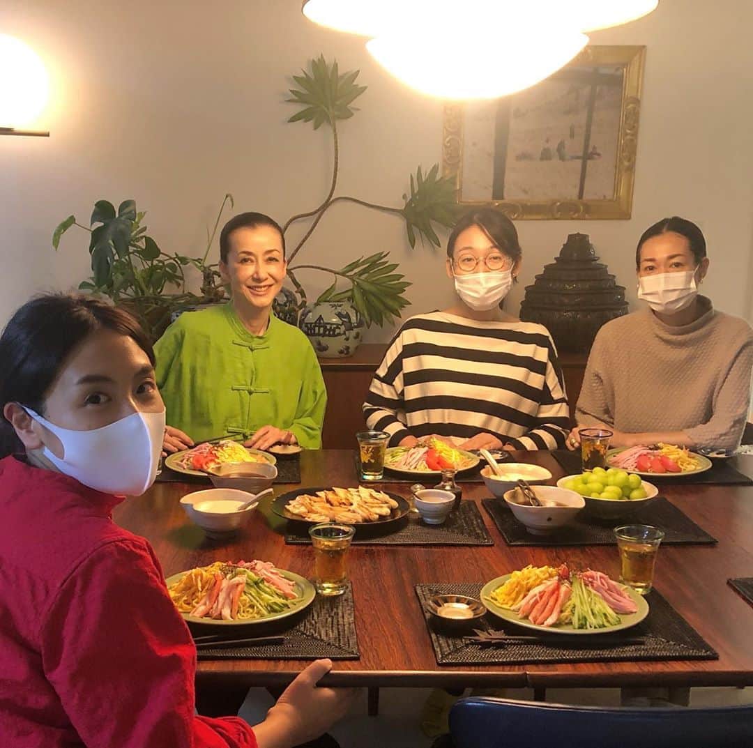 のインスタグラム：「今日は自宅にて撮影。 撮影の合間にスタッフと昼食。 今年最後かな？の冷やし中華。  #ハウスオブロータス #houseoflotus」