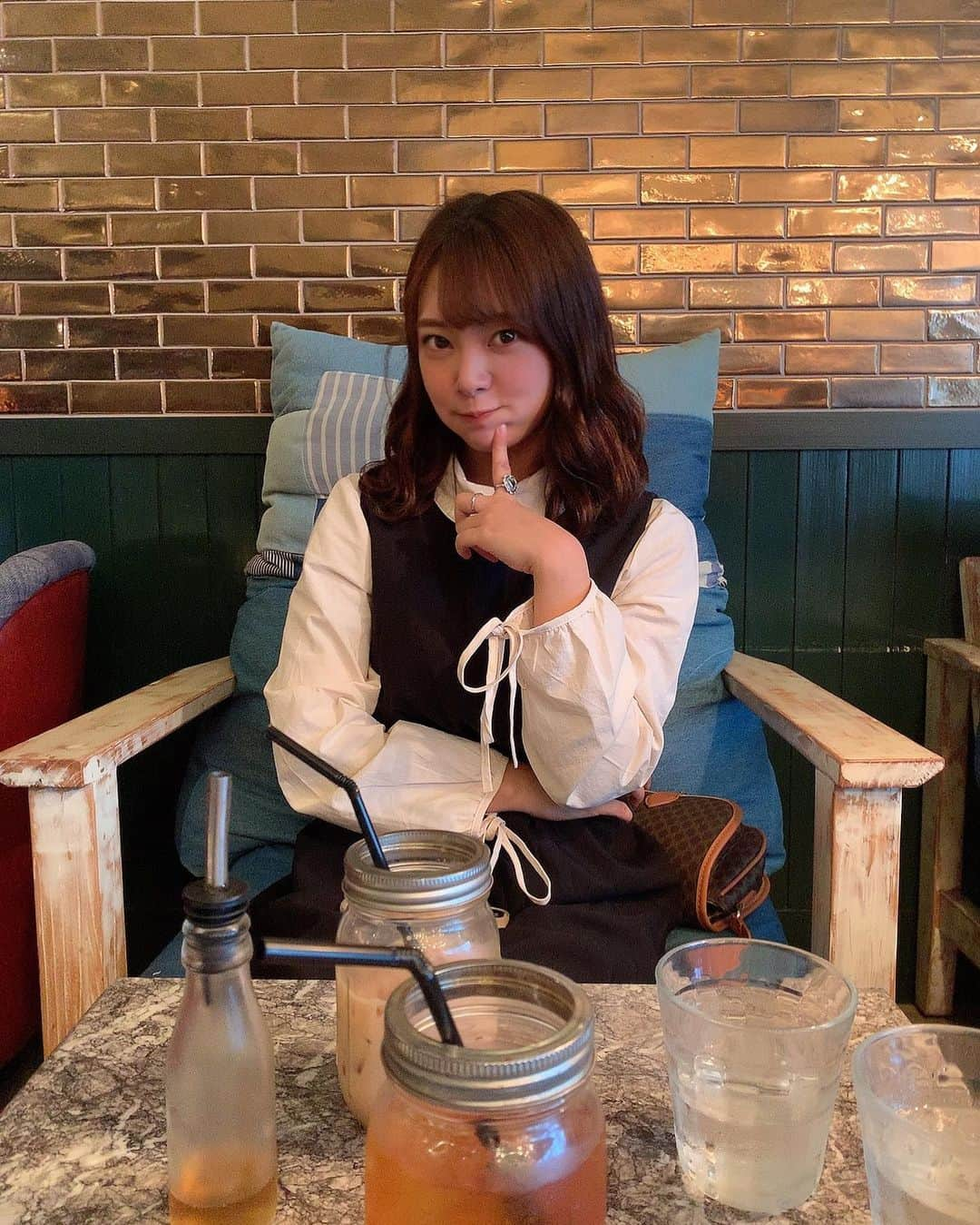 山田菜々さんのインスタグラム写真 - (山田菜々Instagram)「カメラを向けた瞬間 恥ずかしげもなく カフェでアイドルポーズ すずちゃん @suzu48_tan_1211   アイドルはすごい☺︎  #3きょうだいで恐らく1番のアイドル」10月12日 15時35分 - tannana.yamada