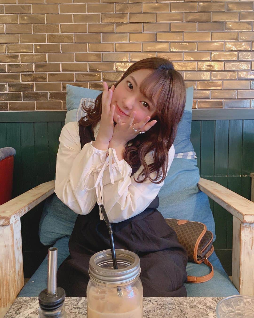 山田菜々さんのインスタグラム写真 - (山田菜々Instagram)「カメラを向けた瞬間 恥ずかしげもなく カフェでアイドルポーズ すずちゃん @suzu48_tan_1211   アイドルはすごい☺︎  #3きょうだいで恐らく1番のアイドル」10月12日 15時35分 - tannana.yamada