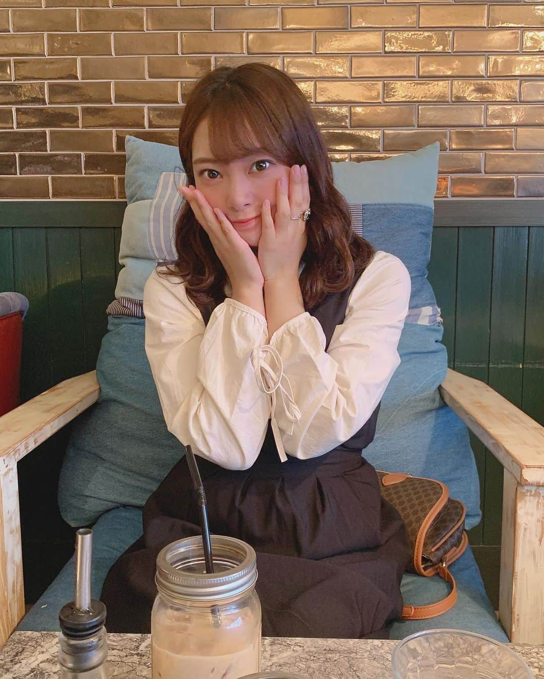 山田菜々さんのインスタグラム写真 - (山田菜々Instagram)「カメラを向けた瞬間 恥ずかしげもなく カフェでアイドルポーズ すずちゃん @suzu48_tan_1211   アイドルはすごい☺︎  #3きょうだいで恐らく1番のアイドル」10月12日 15時35分 - tannana.yamada