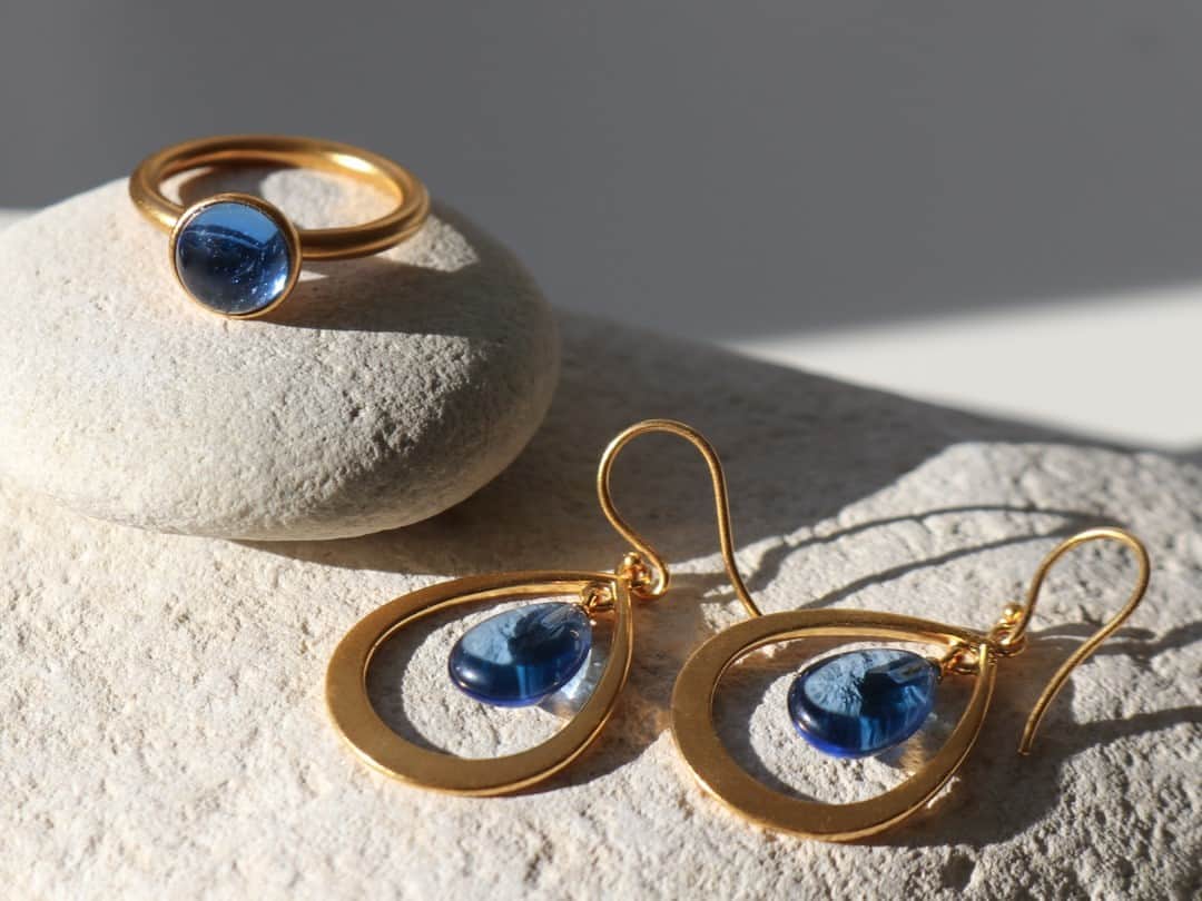 ジュリーサンドラゥさんのインスタグラム写真 - (ジュリーサンドラゥInstagram)「Who else loves Sapphire Blue? 💙⠀⠀⠀⠀⠀⠀⠀⠀⠀ ⠀⠀⠀⠀⠀⠀⠀⠀⠀ ⠀⠀⠀⠀⠀⠀⠀⠀⠀ #juliesandlau #juliesandlaujewelry #jewelry #sapphire #blue #color #golden #pieces #style #inspiration #simplicity」10月12日 15時30分 - juliesandlau