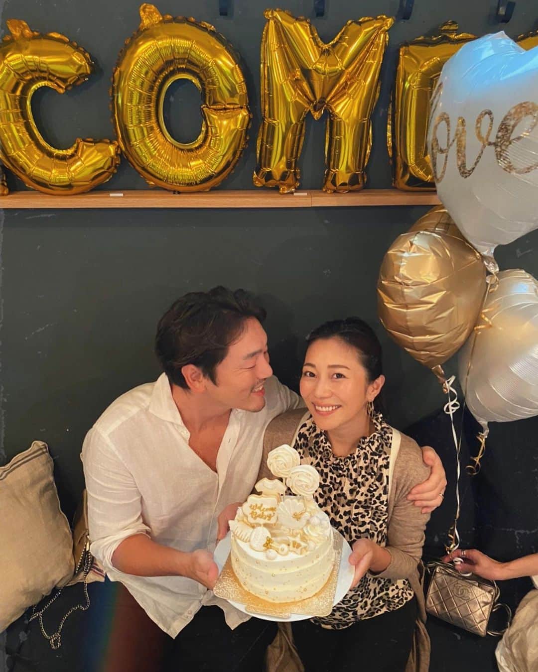 堀舞紀のインスタグラム：「🎂🍼🕊 . . . . 私の大切な人がママに なります🕊 . . . 母になるって めちゃくちゃシンドイ事ばっかだけど それを上回る幸せな瞬間が 沢山訪れると感じています… . . この大変さ！ と、 最高さ！ との両極端な心情を仲良しと 語り合うのってまっっっじで 最高🥂なんだよな〜 . 大好きな人が 母になるこの素晴らしい瞬間に お祝いできることにひたすら 感動して、 動画100回みて100回泣いてる💐 . おめでとう @だいだい♡ @saorimiyaguchi  . . そして。 みてみて！ 私の18歳くらいからの 東京dreamがこの集合写真に 集結してるから😂 . みんな大人になって ますます イケてる"女"になってる。 . 全員意思強めwww . . ユーモアも強めwww . . 話し足りなくて 2時間のはずが4時間経ってた、 けど、 想定内。。 . . . ノンストップダイスキ！！！ . . . #babyshower  #welcombaby #ベビーシャワー  #🎂 #美味しかった🤤〜 #サプライズなのにお洒落なカッコしてきてくれる妊婦 #surprise !!! #臨月美女」
