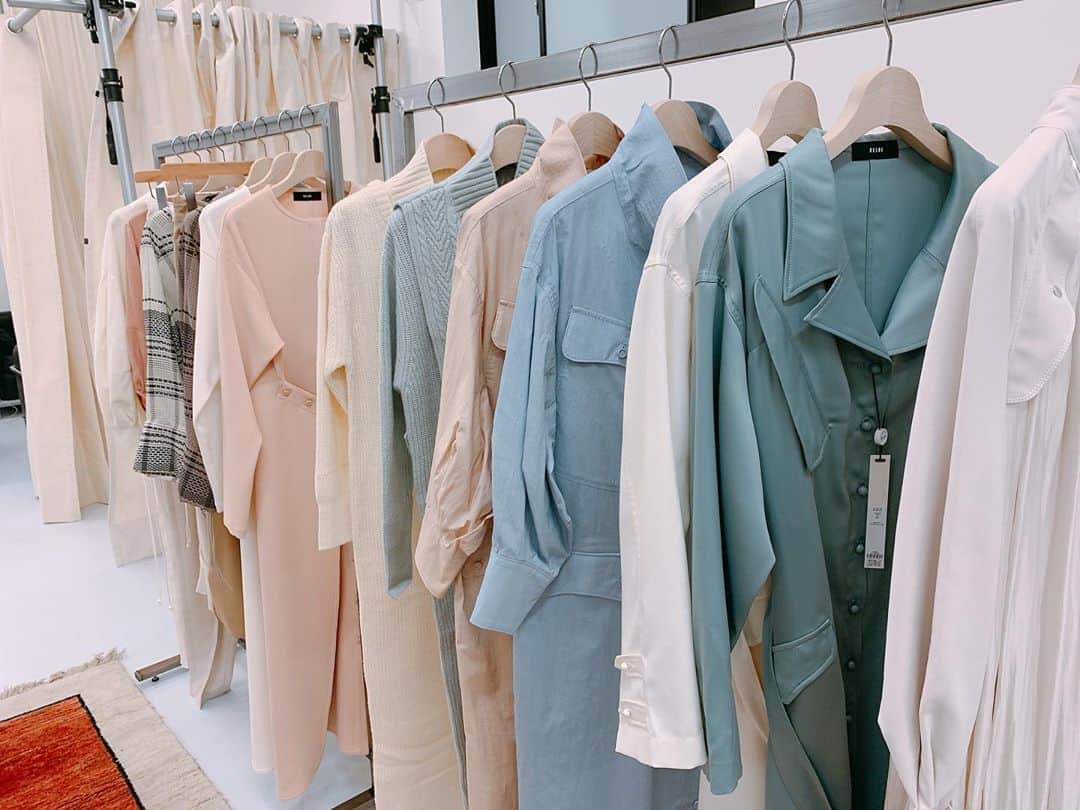 のインスタグラム：「. . 衣装でお世話になっている所で オリジナル香水を作ってきました🧸💕 スタイリストの @sachiemon ちゃんに 引率してもらい由佳と3人で行ったよ◎ 3人ともいい香りが作れた💌 . 明日はニッポン放送11:30〜 「ビバリー昼ズ」生放送です！！ . . #instagood #instalike #instalove #instapic #followｍe #unknownjapan #荻野由佳 #山根千佳」