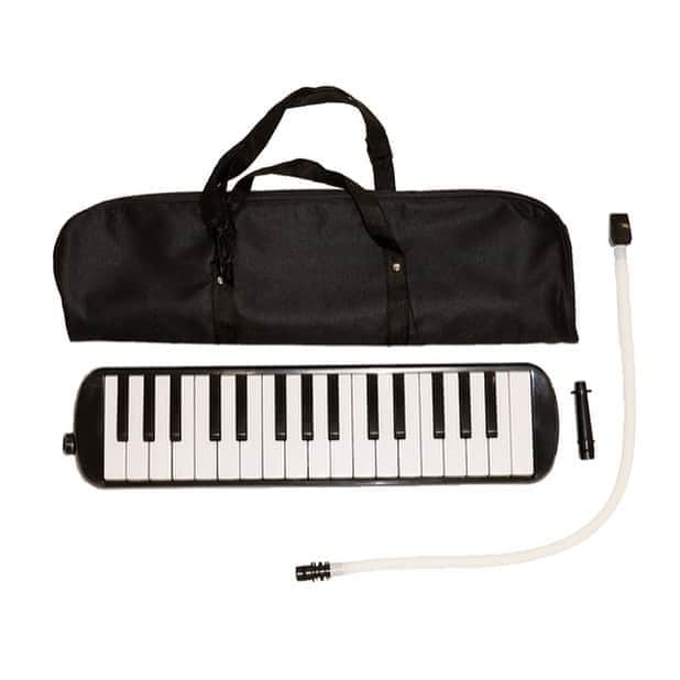 のインスタグラム：「＝MUSIC＝﻿ (オンラインお取り扱い商品)﻿ ﻿ お子様とピアノの練習♪🎹﻿ ﻿ 鍵盤には音階がかかれており、初心者の方でもわかりやすい作りとなっております。﻿ ﻿ また、長いホースと手持ち用の吹き口が付いているので、いろいろな使い方ができそう♪﻿ ﻿ 大人の方も、子供心を取り戻してみませんか？✨﻿ ﻿ ﻿ ﻿ ■鍵盤ハーモニカ　税込1980円﻿ 全3色﻿ ﻿ ﻿ ××××××××××××××××××××××××××××﻿ ﻿ 店舗により在庫・品揃えが異なります。﻿ お問い合わせは各店舗までお願いいたします。﻿ なお、取り寄せ・取り置きは行なっておりませんのでご了承くださいませ。﻿ ﻿ ×××××××××××××××××××××××××××﻿ ﻿ ﻿ #ASOKO﻿ #鍵盤ハーモニカ﻿ #ピアノ﻿ #楽器」