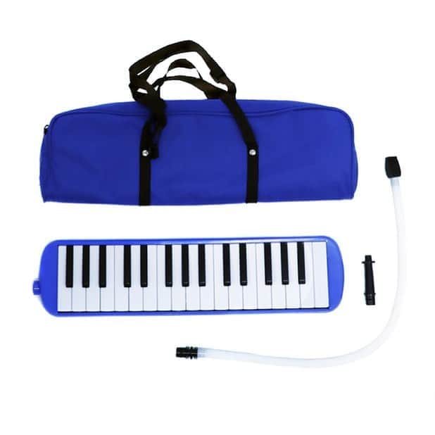 のインスタグラム：「＝MUSIC＝﻿ (オンラインお取り扱い商品)﻿ ﻿ お子様とピアノの練習♪🎹﻿ ﻿ 鍵盤には音階がかかれており、初心者の方でもわかりやすい作りとなっております。﻿ ﻿ また、長いホースと手持ち用の吹き口が付いているので、いろいろな使い方ができそう♪﻿ ﻿ 大人の方も、子供心を取り戻してみませんか？✨﻿ ﻿ ﻿ ﻿ ■鍵盤ハーモニカ　税込1980円﻿ 全3色﻿ ﻿ ﻿ ××××××××××××××××××××××××××××﻿ ﻿ 店舗により在庫・品揃えが異なります。﻿ お問い合わせは各店舗までお願いいたします。﻿ なお、取り寄せ・取り置きは行なっておりませんのでご了承くださいませ。﻿ ﻿ ×××××××××××××××××××××××××××﻿ ﻿ ﻿ #ASOKO﻿ #鍵盤ハーモニカ﻿ #ピアノ﻿ #楽器」