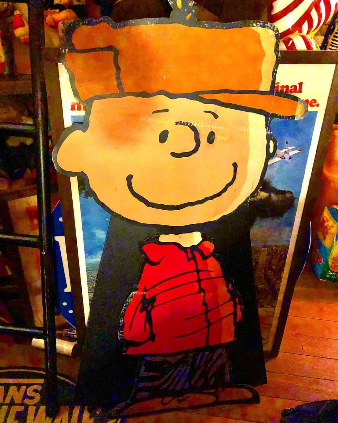 大川知英のインスタグラム：「80's peanuts Charliebrown  store display large paper pop 🤡 デカイチャーリーのペーパーポップのストア ディスプレイ👨🏾この服と帽子がおナイス🧢 1mチャーリーフィギュア欲しい🤤upi-🤡❗️ #peanuts#charliebrown #storedisplay #large#paperpop#80s #デカチャーリーポップ#ワーク系服いい #1mチャーリーフィギュア欲しい #amecajiboys#takatsubase#アメトイ部 #captain」