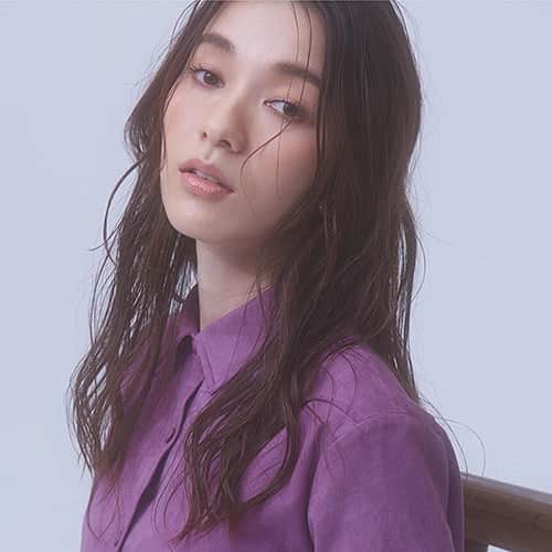 モデルエージェンシー・フロスのインスタグラム：「及川さきの @askinoon が 鎌田由美子「着物ヘアメイクの視点と技法」出版記念展 インスタトークライブにゲスト出演します！ 10/13(火)20:00〜21:00 @moriokashoten . https://www.flos.ne.jp/models/sakino-oikawa/ . 鎌田由美子『着物ヘアメイクの視点と技法』出版記念展 会場:森岡書店 東京都中央区銀座1-28-15 問い合わせ:03-3535-5020 会期:2020年10月13日(火)〜10月18日(日)  開廊時間:13:00〜20:00/入場無料 資生堂シニアヘアメイクアップアーティスト・鎌田由美子氏による新刊発売を記 念して、森岡書店にて『着物ヘアメイクの視点と技法』展を行います。 和装のヘアメイクを得意とし、ラグジュアリーかつ繊細な世界観を築く鎌田氏。 古典からモダン、ネオクラシックなど、 有名着物作家によるさまざまな方向性の着物に合わせたヘアメイクを提案。美と はなにかをつきつめ、トレンドを取り入れたヘアメイクのノウハウやポイント、 着眼点を解説した一冊となっています . #鎌田由美子#ヘアメイク#ヘアメイクアップアーティスト#資生堂#資生堂シニアヘアメイクアップアーティスト#着物ヘアメイク#着物#和服#和装#kimono#hairmake#makeup#書籍#出版#トークイベント#インスタライブ#ゲスト#トーク#model#モデル#及川さきの#beauty#ビューティ#modelagency#モデル事務所#FLOS#フロス」