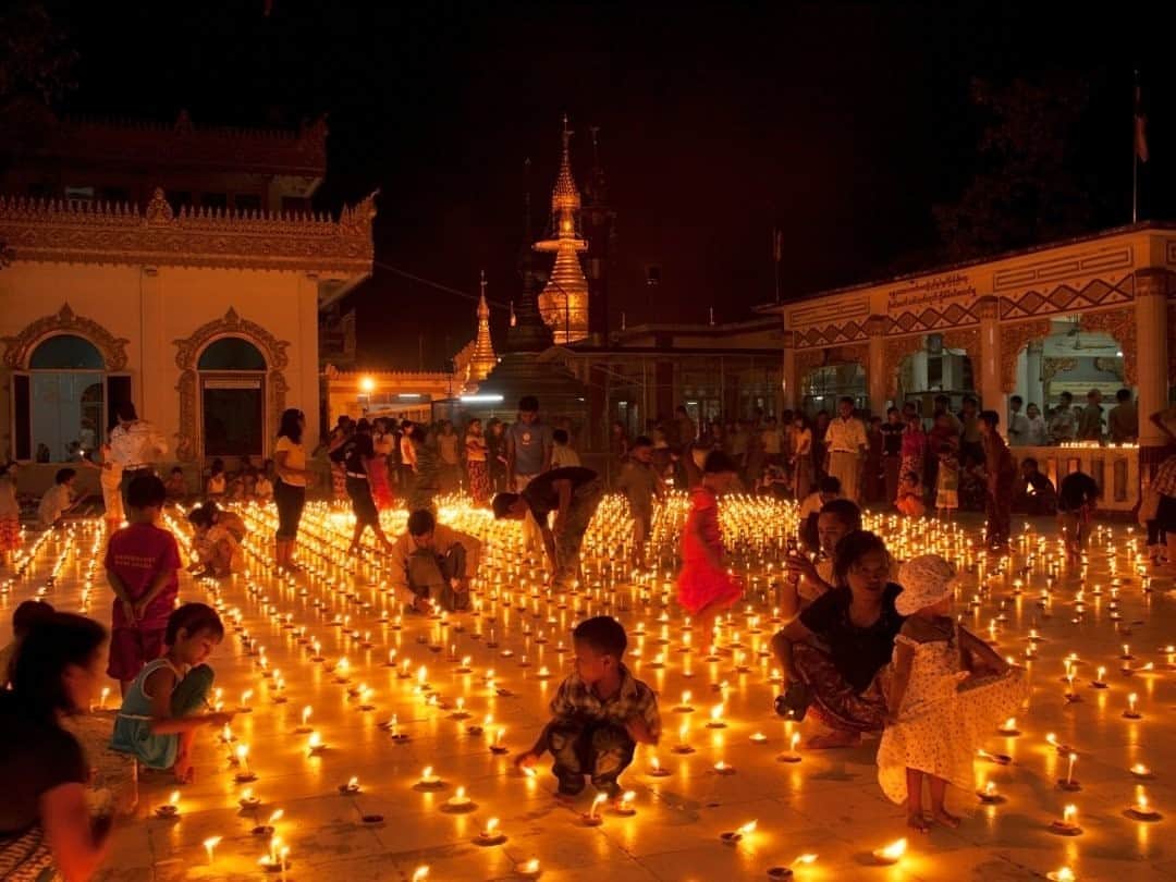ナショナルジオグラフィックさんのインスタグラム写真 - (ナショナルジオグラフィックInstagram)「Photo by @​chien_chi_chang​ / M​andalay,​ ​Myanmar, 2009:​ Lighting a sea of candles, the Burmese pay homage to their ancestors during Thadinyut, the three-day festival of lights in October that marks the end of the Buddhist equivalent of Lent. ​#MagnumPhotos​」10月12日 15時40分 - natgeo