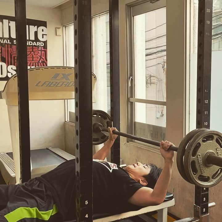 のインスタグラム：「自分の体重(70kg)をベンチプレスで何回上げれるか挑戦🔥  結果は……19回でした。  20回は行きたかったです😭  #ベンチプレス　#ベンチ #筋トレ　#筋肉」
