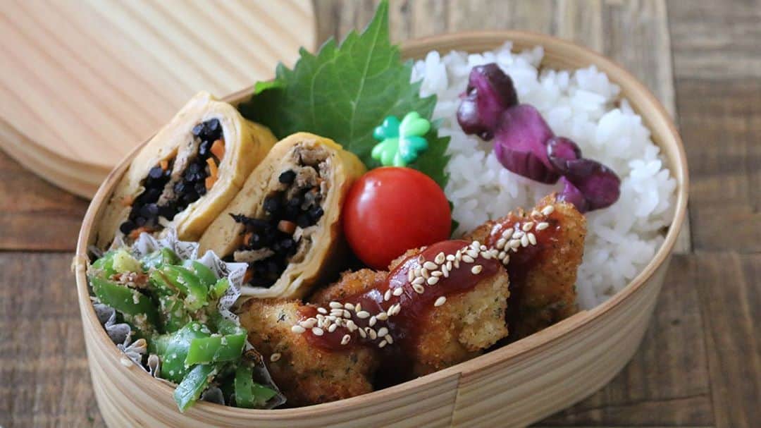 にぎりっ娘。のインスタグラム：「#レシピあり #鶏むね肉 でハーブチキンカツ弁当　 #3品の簡単おかず弁当  #副菜は5分内クッキング  #晩ご飯　にも😏👍✨  ▼今日のお弁当メニュー ・ごはん＋柴漬け ・チーズハーブチキンカツ ・ひじき煮卵焼き ・ピーマンのゴマおかか和え ・ミニトマト  【チーズハーブチキンカツ】 ＜材料＞ ・鶏むね肉　１枚　薄めにそぎ切り ・酒　大1/2 ・塩コショウ　適量 ・小麦粉　適量 ・溶き卵 1/2個分  （衣） ・パン粉…大６ ・粉チーズ…大１ ・ドライハーブ…適量(なくてもOK)  （ソース） ケチャップとウスターソースを各同量ずつ  ＜作り方＞ ❶衣を合わせておく。 ❷鶏もも肉を食べやすい大きさにそぎ切りする。 ❸酒、塩コショウをふり、小麦粉をまぶす。 ❹溶き卵→１をまぶして深さ１cmほどの油で揚げ焼きする。 ※私は少しお肉が分厚くなったのでトータル６〜７分揚げましたが、 厚さを薄くすれば３分ほどで柔らかく美味しく揚がります。  【ピーマンのゴマおかか和え】 ＜材料＞ 　ピーマン　2個 　★めんつゆ　小１ 　★すりごま　小２ 　★かつおぶし　1/2〜１袋  ＜作り方＞ ❶ピーマンは細切りし耐熱ボウルに入れて、600wの電子レンジで1分加熱。 ❷さっと水にさらし、水分を拭き取り★を加えて和える。  お弁当作成動画は、 ①YouTube👉🔰にも分かりやすく丁寧 ②Y!creators👉2分程度のショートムービー  プロフィールのリンクからどうぞ(◍′◡‵◍)  #お弁当#お弁当おかず#簡単おかず #ランチ #簡単レシピ #lunch#lunchbox#obento#bento#japan #japanesefood #love #nofilter #foodstagram #food #foodporn #instagood #nigiricco#youtube #youtuber #yummy  #life #swag#healthyfood * お弁当作成動画配信中 youtube内検索で 「お弁当中」か「にぎりっ娘」で検索してね😘」