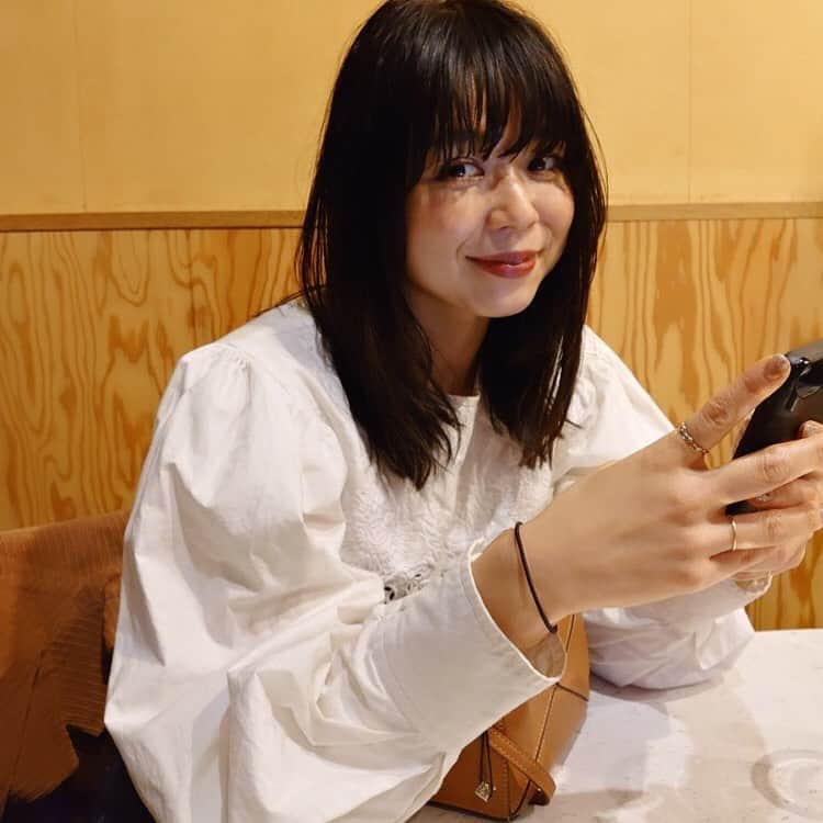 Yu-kiのインスタグラム：「出来る限りナチュラルにヘルシーに。自分にないものを求めて金髪にしたりクセっぽく毎日巻いたりしていたけど、今は地毛の黒髪とストレートの髪が好きになった🙎🏻‍♀️ロンドンに来てから自分の考え方とか感覚がどんどん変わっていく。ここに住んでもうすぐ丸4年、いい意味で柔軟に自分らしくいれるこの場所がやっぱりすき🇬🇧」